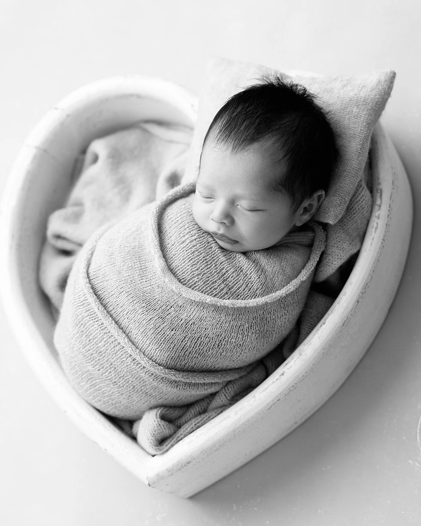 🖤 or 🤍 &mdash; which one steals your heart? ✨
I can never choose between classic black &amp; white and soft, warm tones. Both are timeless in their own way. 💛

#ConnerJamesPhotography #NewbornPhotography #GlenCarbonNewbornPhotographer #Edwardsvill