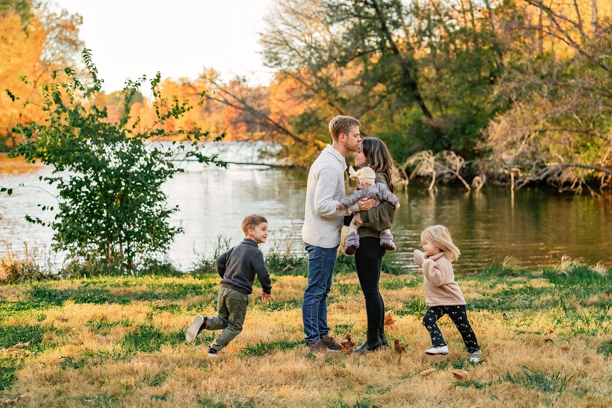 I just love photos like this &mdash; real, playful, and full of life.
The running around, the snuggles, the little in-between moments&hellip; they tell the real story. 🤍
#ConnerJamesPhotography #GlenCarbonIL #FamilyPhotography