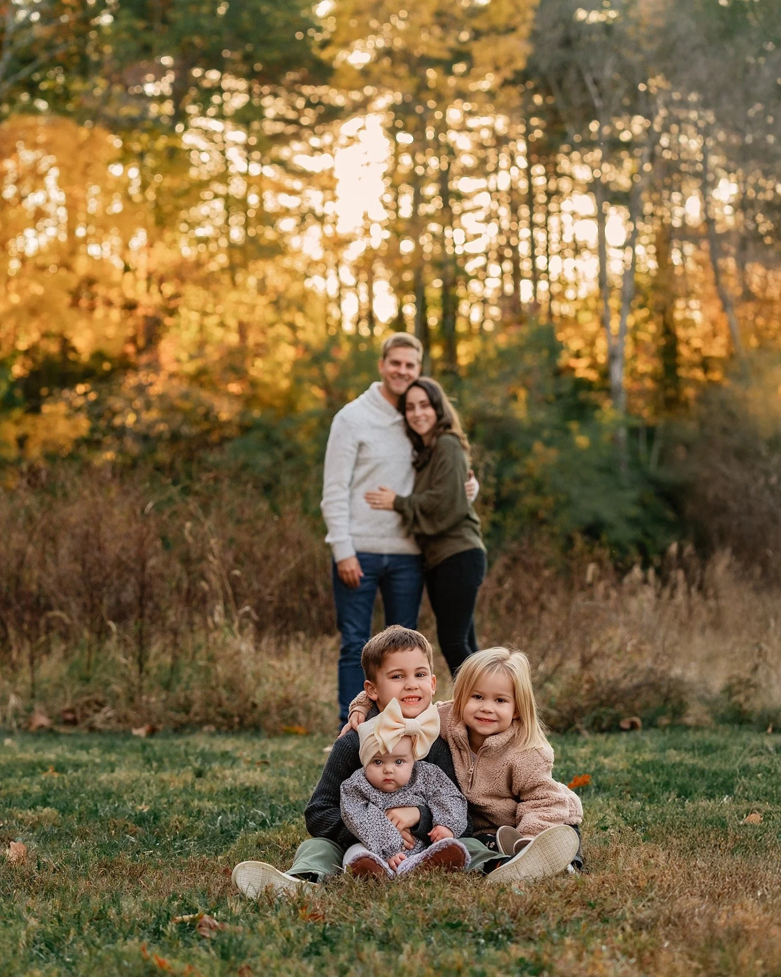 I just love everything about this photo&hellip;
The kids being their cute little selves and mom + dad soaking in the moment behind them.
Family photos don&rsquo;t get any sweeter than this. 🤍✨
#ConnerJamesPhotography #GlenCarbonIL #FamilyPhotography