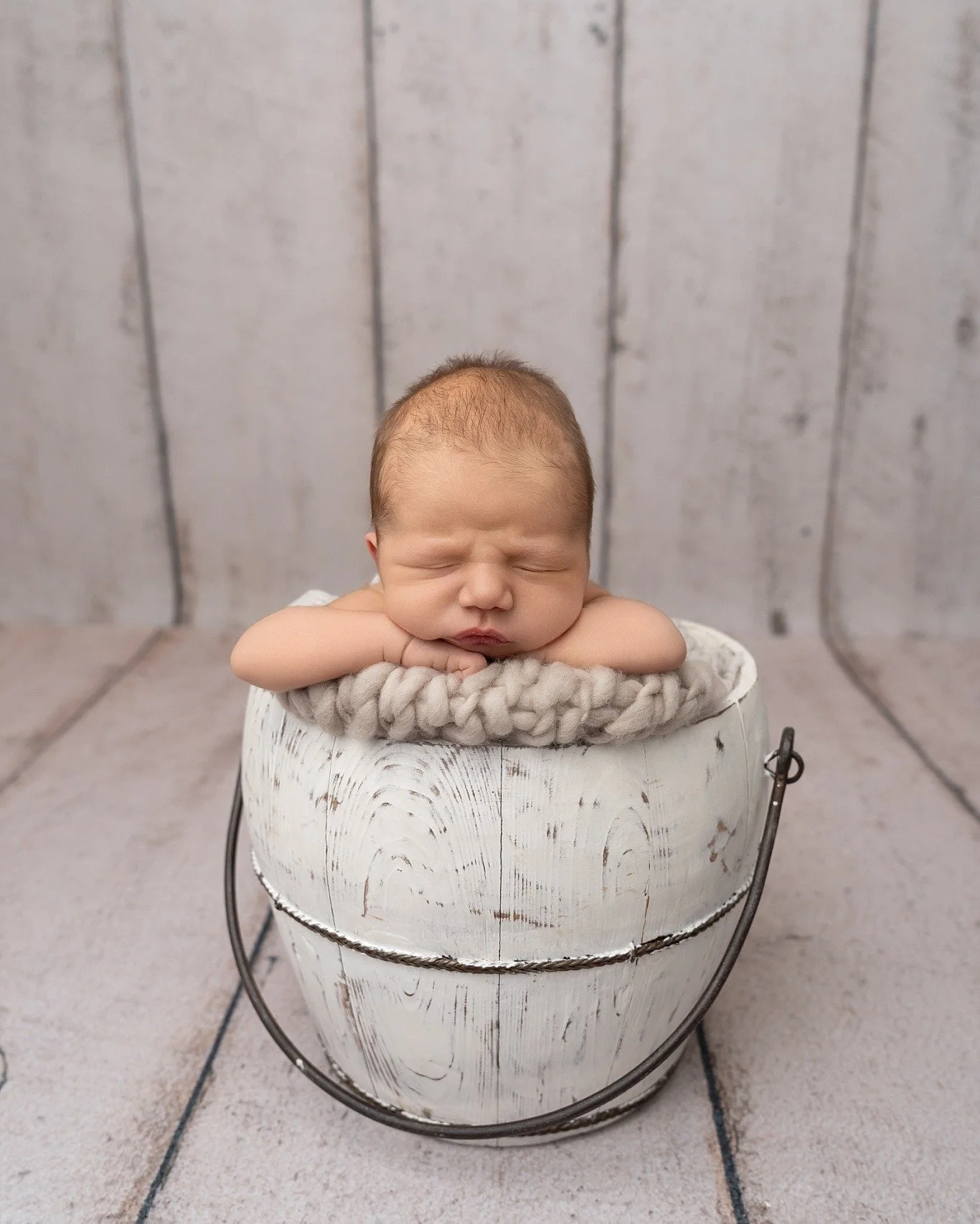 Perfectly tucked, peacefully dreaming&hellip; this tiny miracle has my whole heart. 🤍
There is nothing quite like those first sleepy newborn days.

✨ Book a Newborn session and receive a FREE MATERNITY MINI  or MILESTONE SESSION! 

📍 Glen Carbon, I