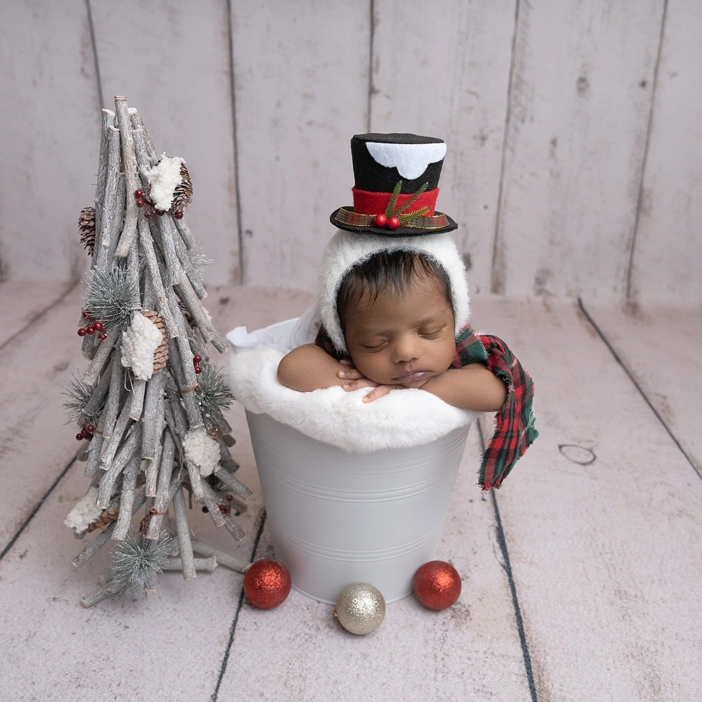 All cozy, all festive, and dreaming sweet newborn dreams 🤍🎄
Holiday newborn sessions are truly some of my absolute favorites&mdash;so timeless and magical.

✨ Now Booking Newborn Sessions!
PLUS receive a FREE maternity mini or milestone session whe