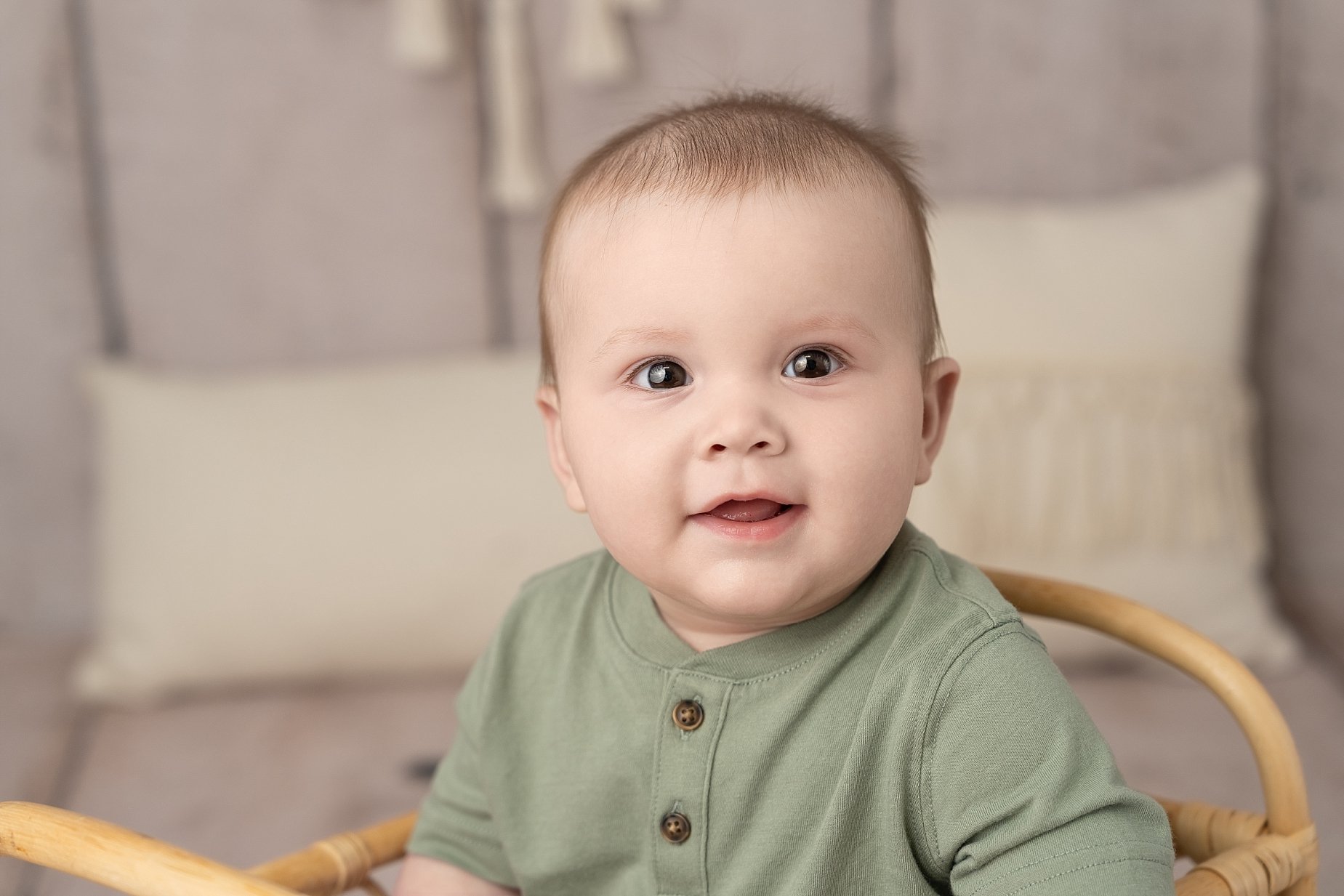 Little smiles, big personality 🤍
These milestone sessions are some of my favorites because you really start to see who they&rsquo;re becoming.

Capturing these tiny expressions and sweet connections is exactly why I love what I do &mdash; creating t