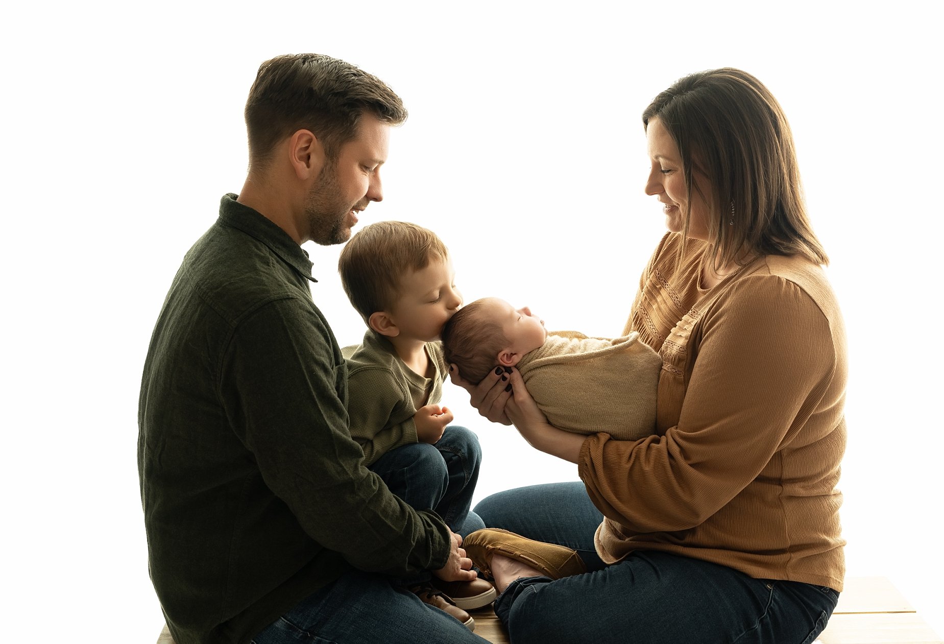 The very first family portrait 🤍
There is nothing sweeter than watching a big sibling meet their brand new baby.

These quiet, love-filled moments are the ones families hold onto forever &mdash; and it&rsquo;s truly an honor to capture the beginning