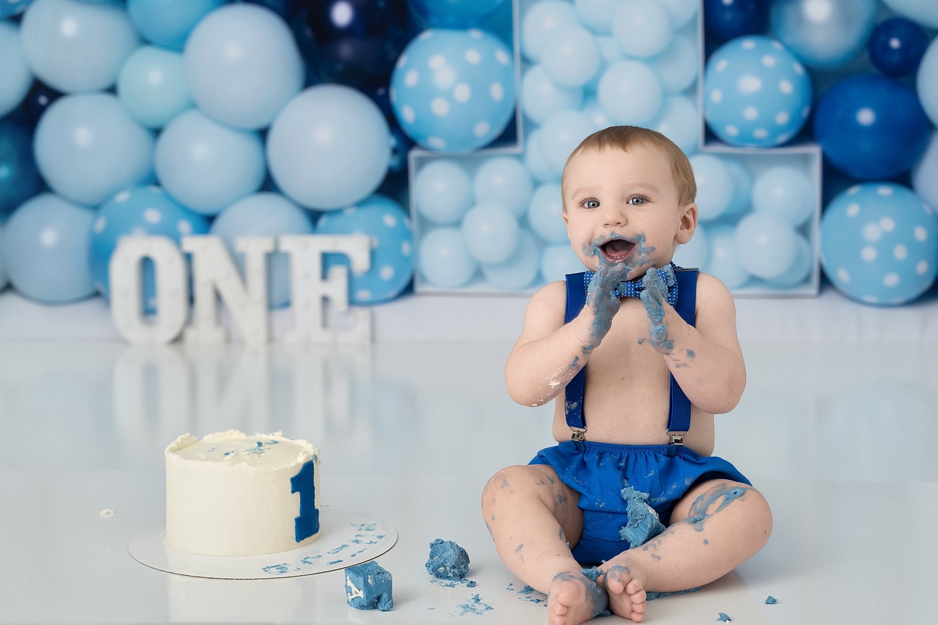 ONE whole year of sweet smiles, messy hands, and unforgettable milestones 💙

Cake smash sessions are the perfect way to celebrate your baby&rsquo;s first birthday and capture this once-in-a-lifetime moment before they grow into toddler adventures.

