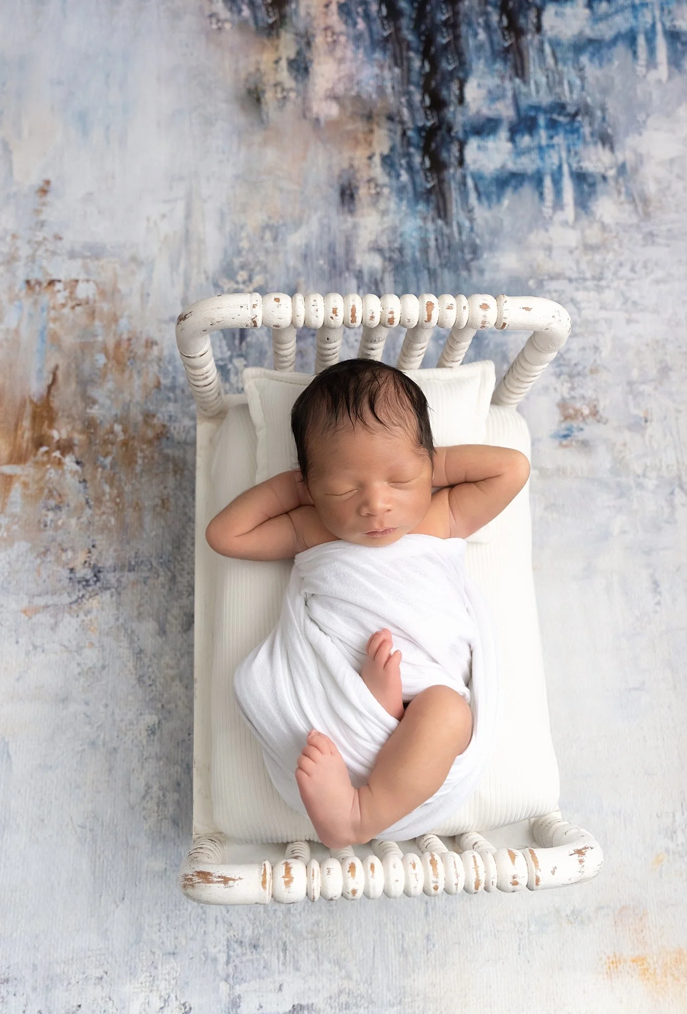 ✨ Just relaxing over here ✨

Tiny toes crossed.
Arms kicked back.
Living the newborn life. 🤍

These early days are full of sleepy stretches, curled legs, and the sweetest little expressions.

Newborn sessions are best photographed between 4&ndash;12