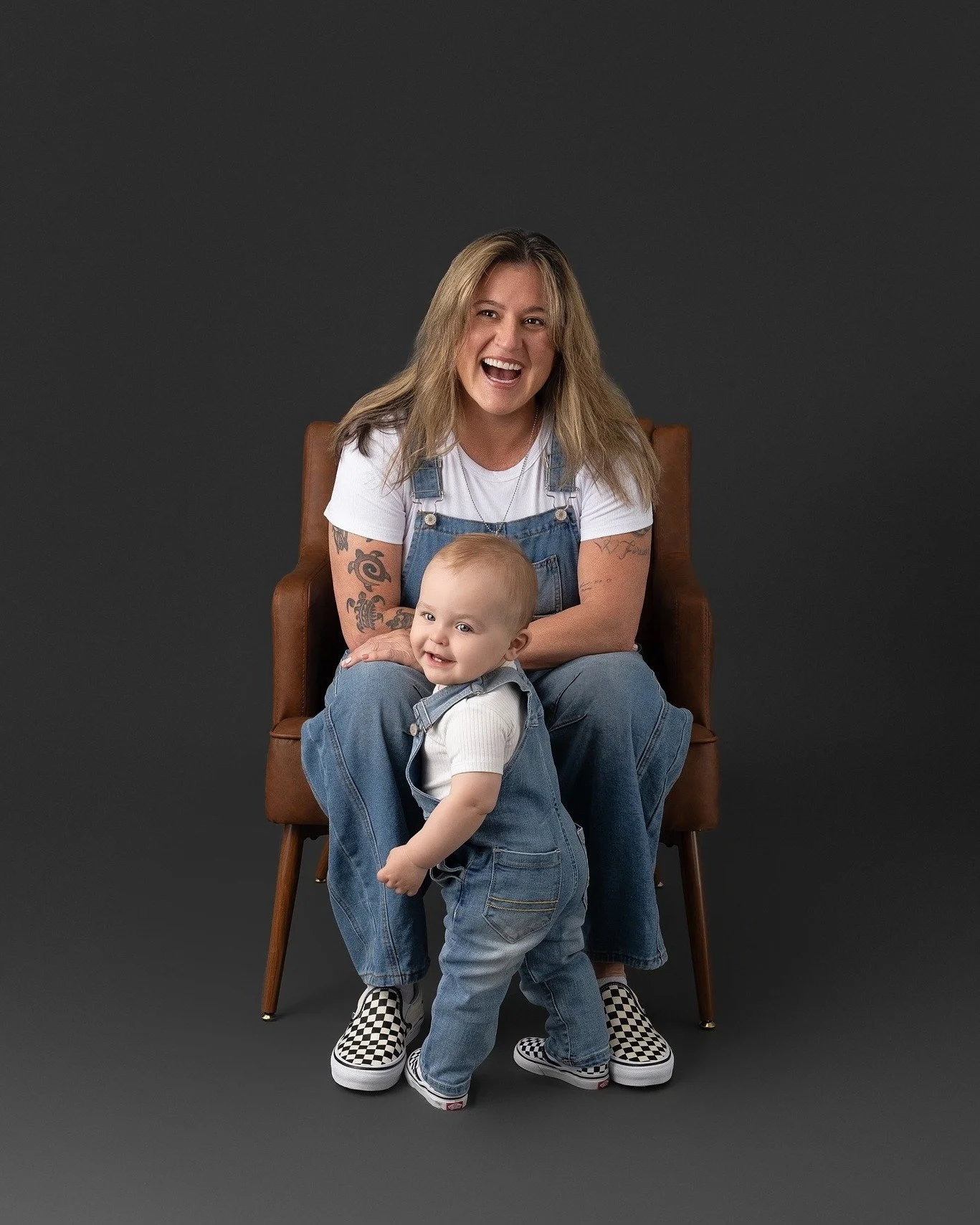 Grandparent Mini Sessions were such a blast 🤍 Here are some photos.. 

These moments&hellip; the laughter, the connection, the memories being made across generations &mdash; they&rsquo;re truly priceless.

Now it&rsquo;s time for the mamas 🤍

✨ Mom