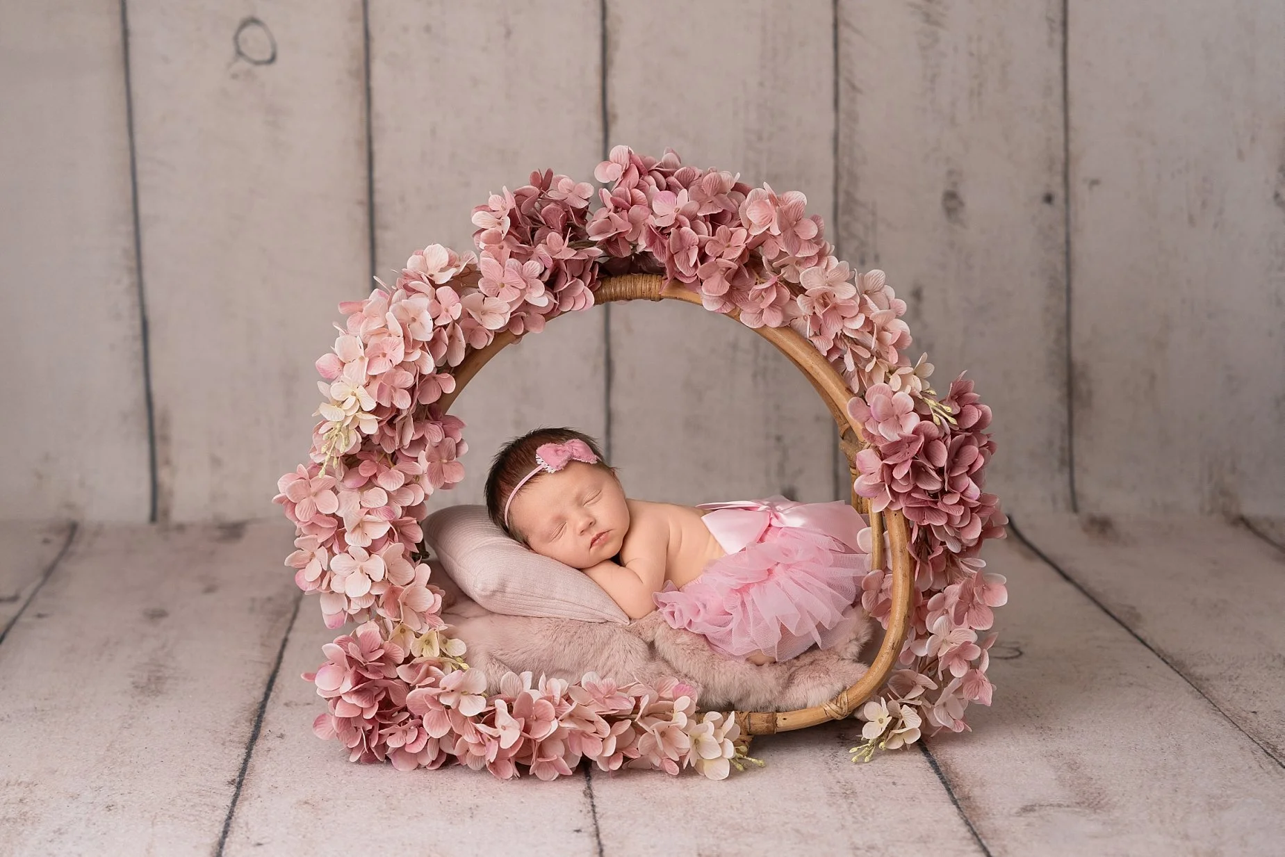 Her mama brought this sweet little tutu&hellip; 🤍

And somehow it made this moment even more special.

The tiniest details, the personal touches &mdash; those are the things that make your session truly yours.

#NewbornPhotography #NewbornSession #G