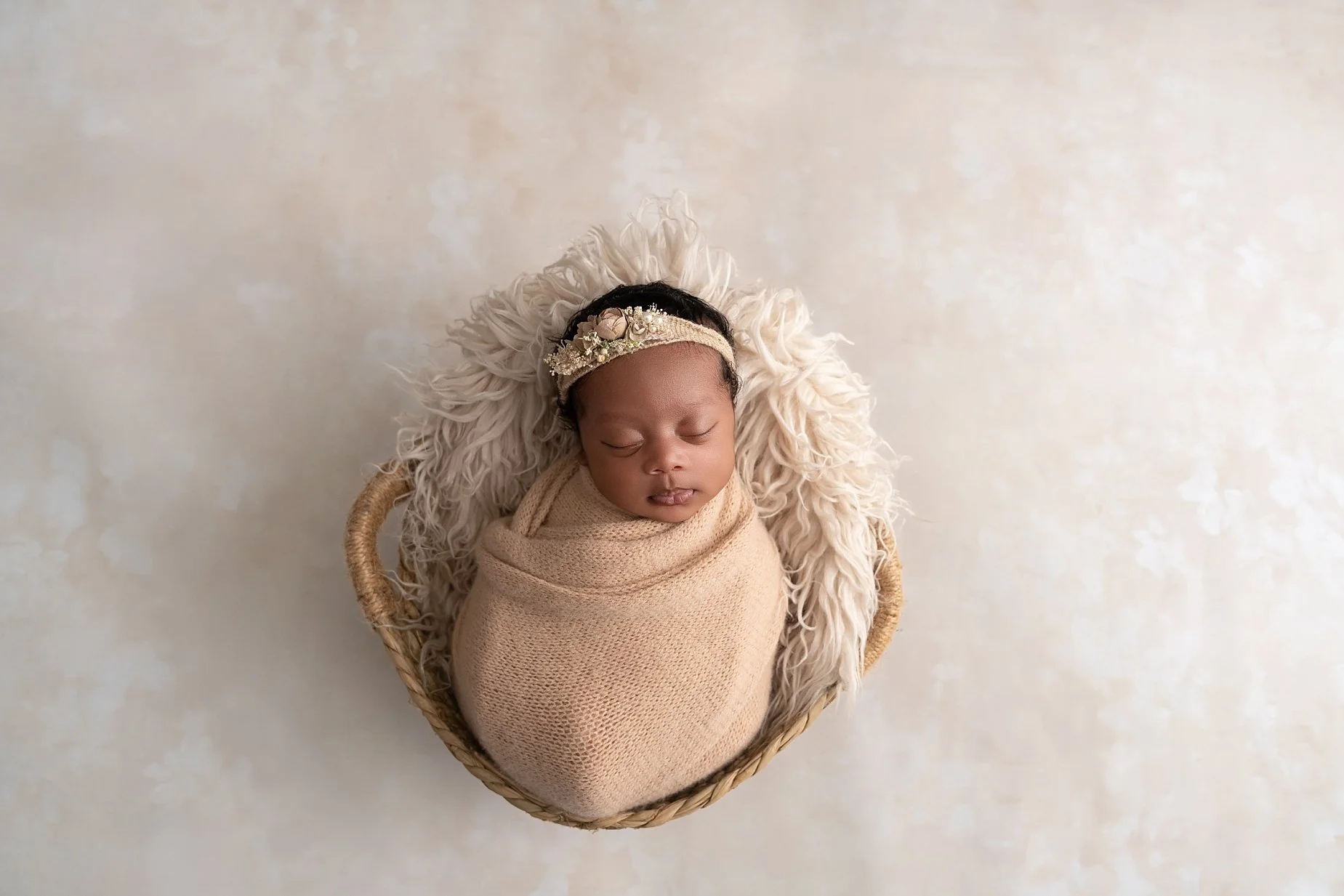 Sweet, slow Sundays 🤍

The quiet moments&hellip; the tiny details&hellip; the way they fit so perfectly in your arms &mdash; this is the magic of the newborn stage.

It&rsquo;s fleeting. It&rsquo;s delicate. And it deserves to be remembered.

✨ Wrap