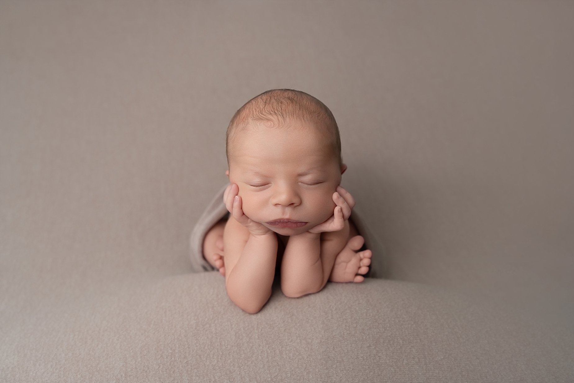 Just a tiny baby with the sweetest little cheeks and a whole lot of perfection. 🤍✨ These sleepy newborn moments never last long enough.

Now booking newborn sessions in Glen Carbon &amp; Edwardsville, IL. 💕

#ConnerJamesPhotography #NewbornPhotogra