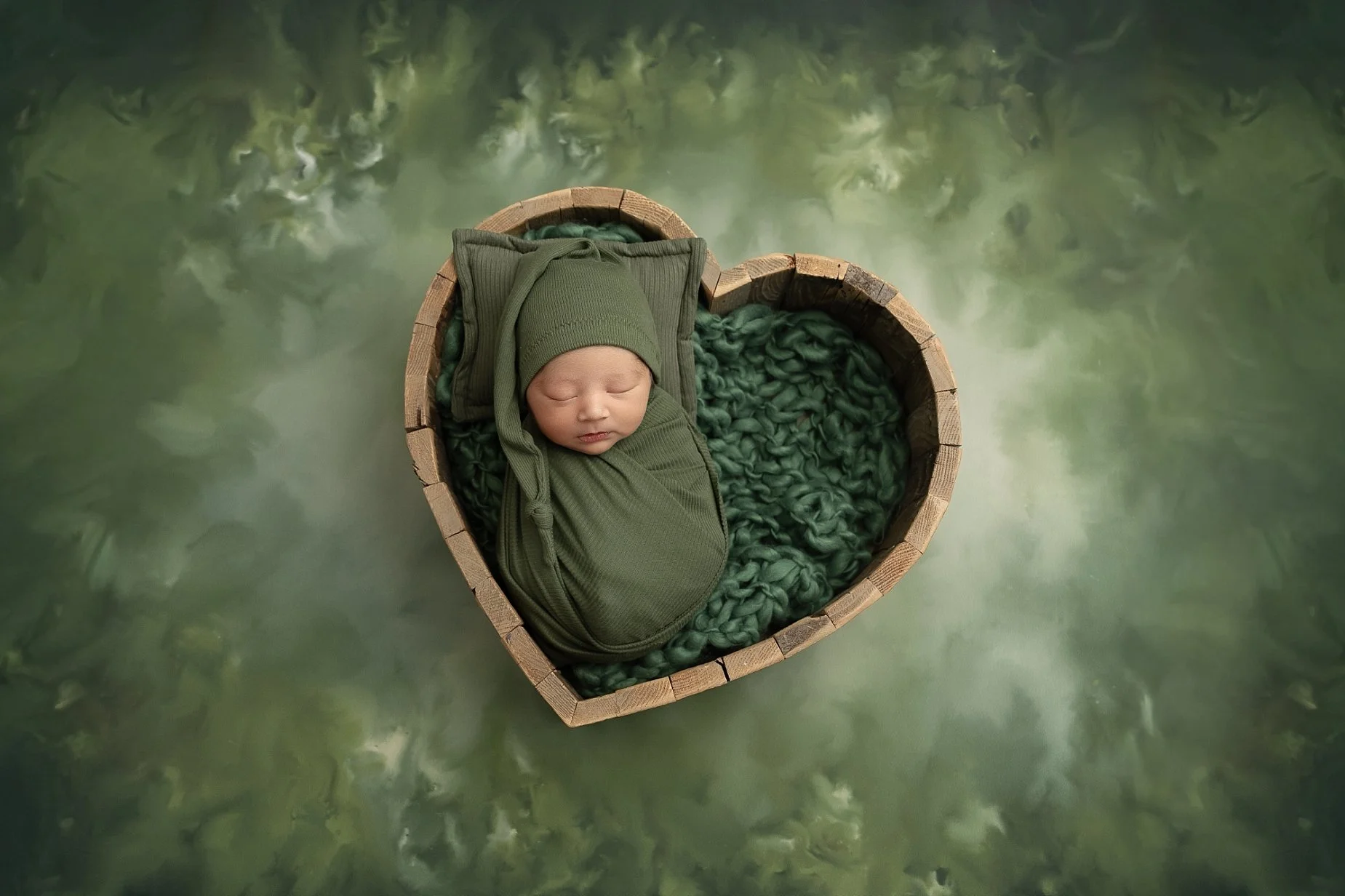 glen-carbon-il-newborn-photographer-green-wrap-heart-bowl.jpg
