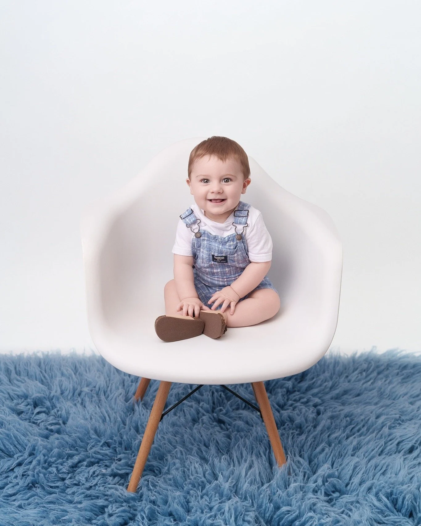They grow so fast... 💙

One day they're learning to sit up... the next they're taking their first steps. These sweet milestone moments pass by in the blink of an eye, but the memories don't have to.

Milestone Sessions are the perfect way to capture