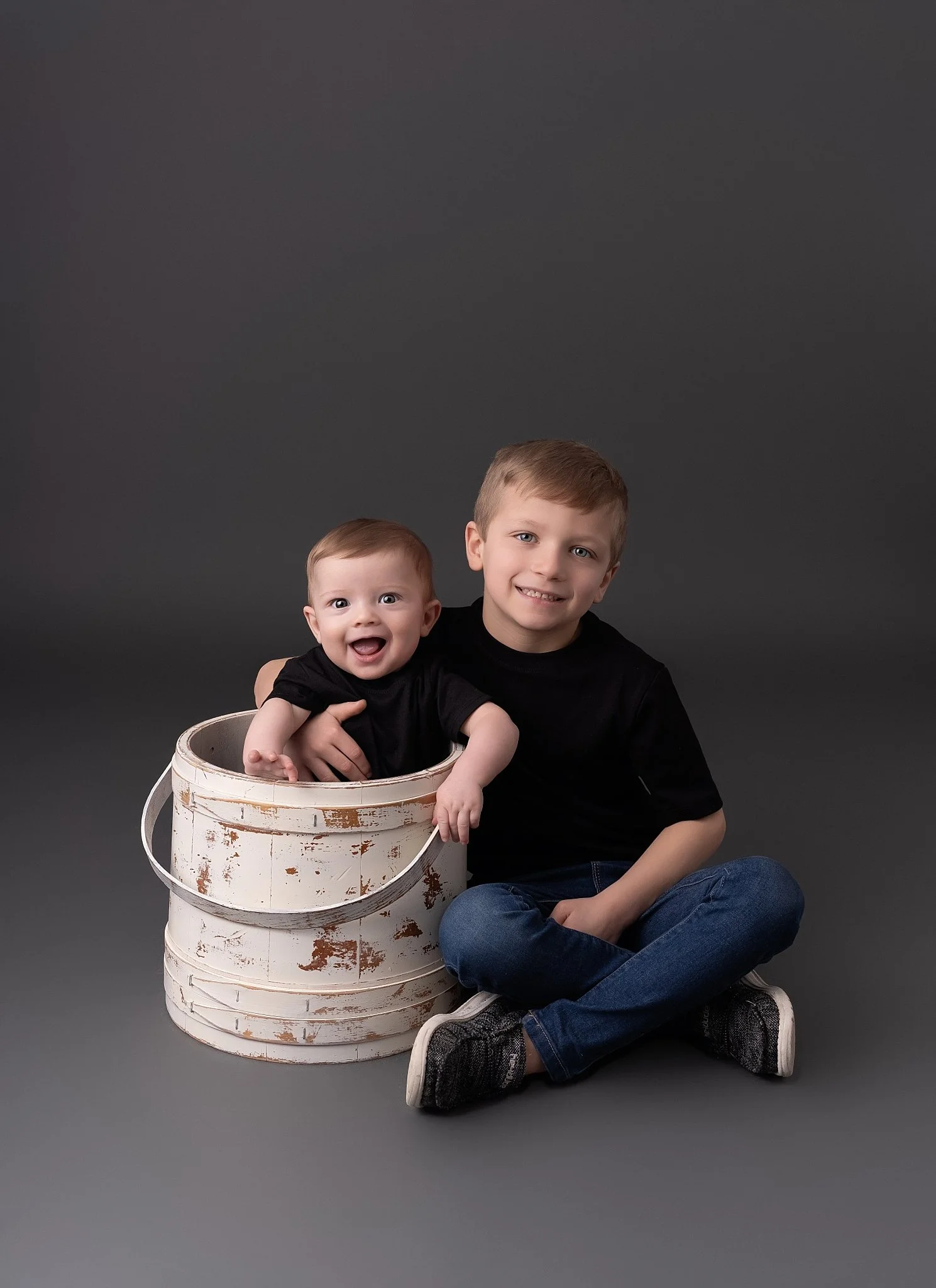 Happy Monday! 🤍

There&rsquo;s no better way to start the week than with big smiles, tiny giggles, and the special bond between siblings. These are the moments that become your family's favorite memories.

Here's to a week full of love, laughter, an