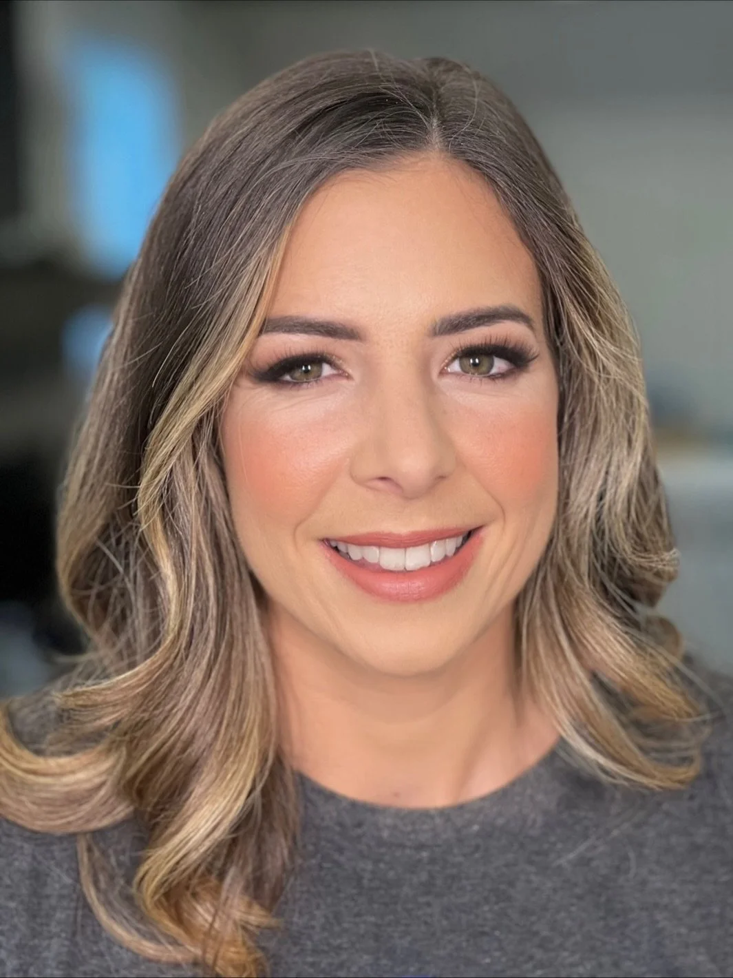 Holiday glam for my returning client Rachael ✨
She opted for a soft gold look using the @anastasiabeverlyhills Soft Glam palette for her family holiday photoshoot with @sophiaforestphotography 

Booking for holiday makeup is now open.
DM me to schedu