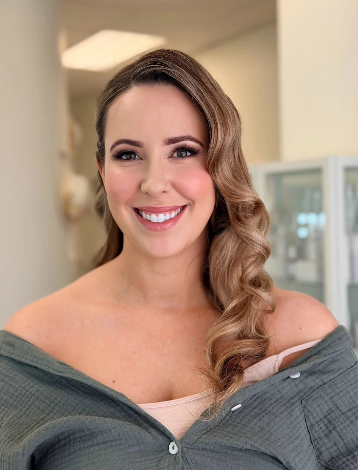 Charlotte brought Old Hollywood glam to her anniversary party with soft waves and timeless makeup ✨ @blushartistrytx #ClassicGlam #hollywoodwaves #houstonmua #houstonmakeupartist