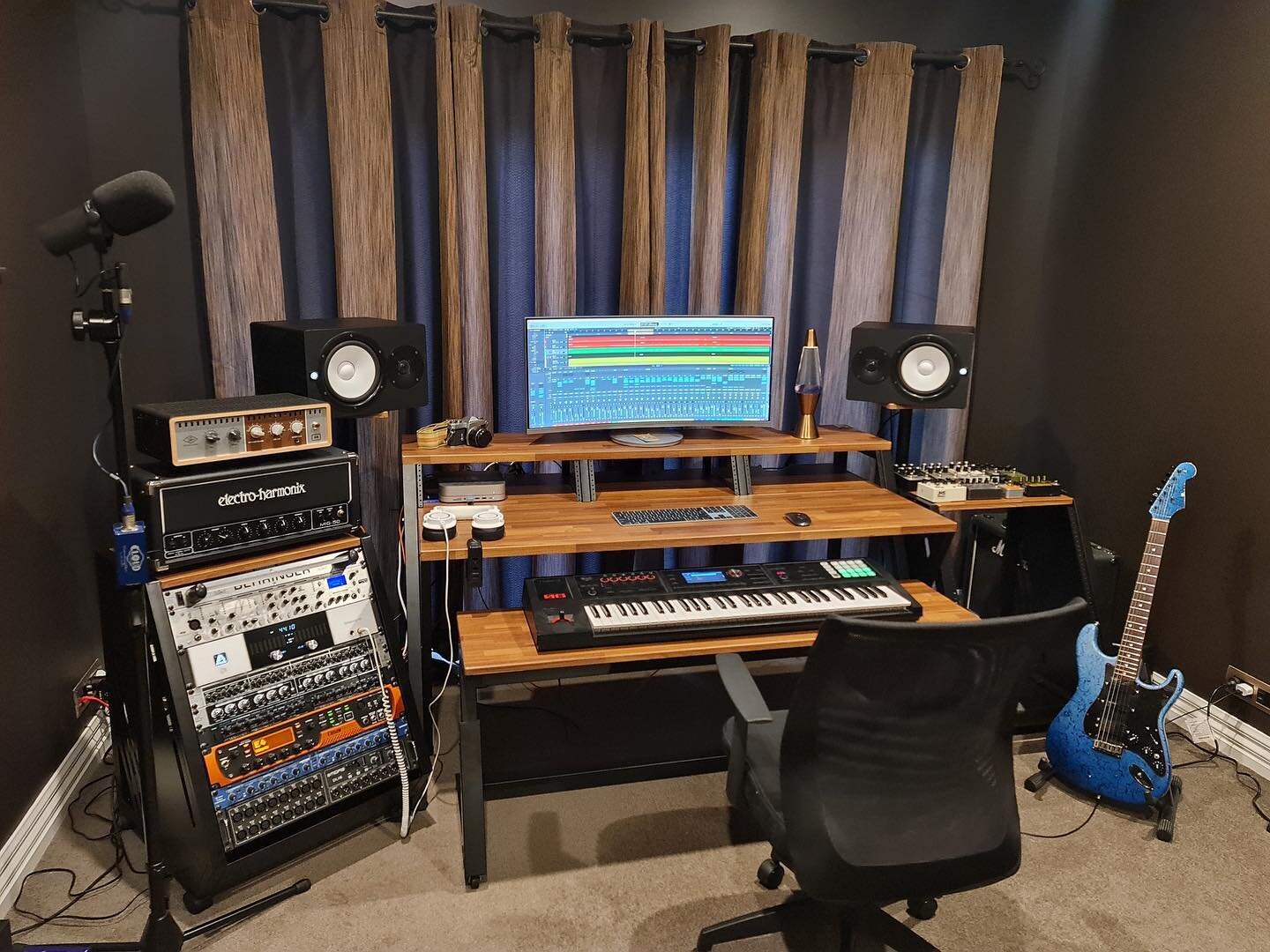 Another happy @waveboneofficial customer with his Headquarter workstation, Fin rack cases and Grand Gemini speaker stands. Nice set up and congratulations! Upgrade your studio today. PM us for inquiries.