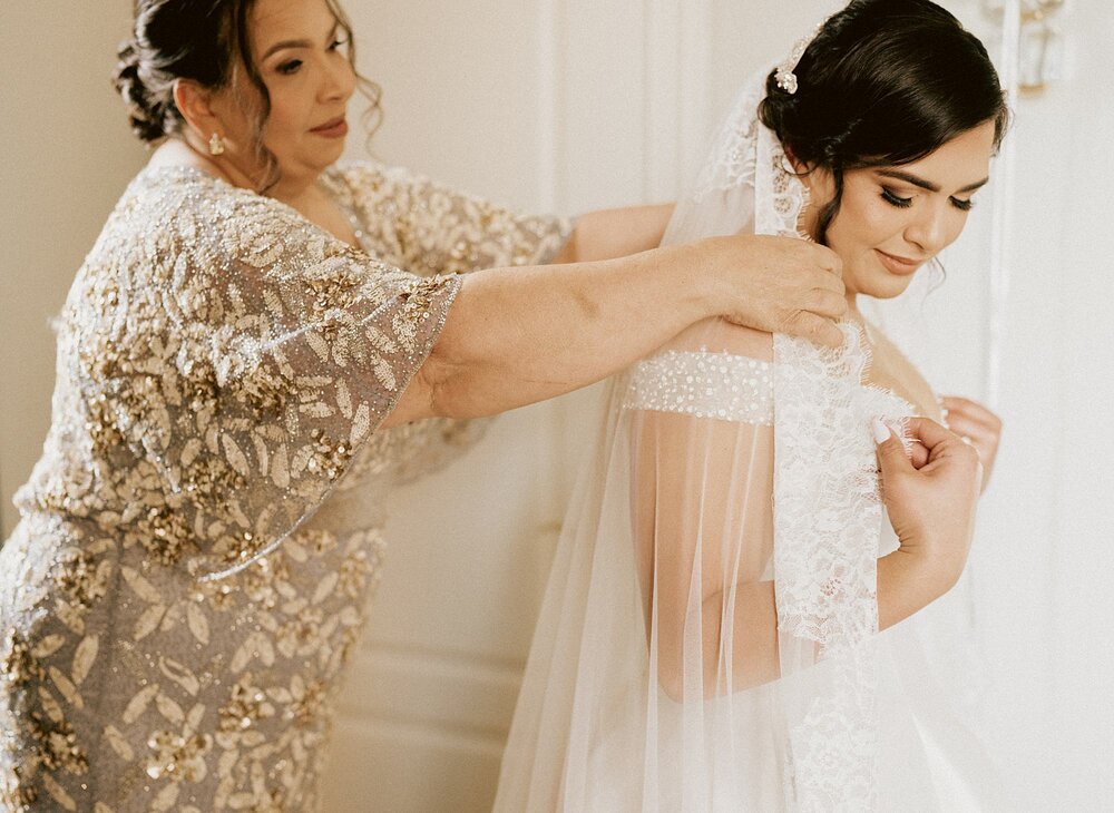 bride getting ready at biltmore hotel