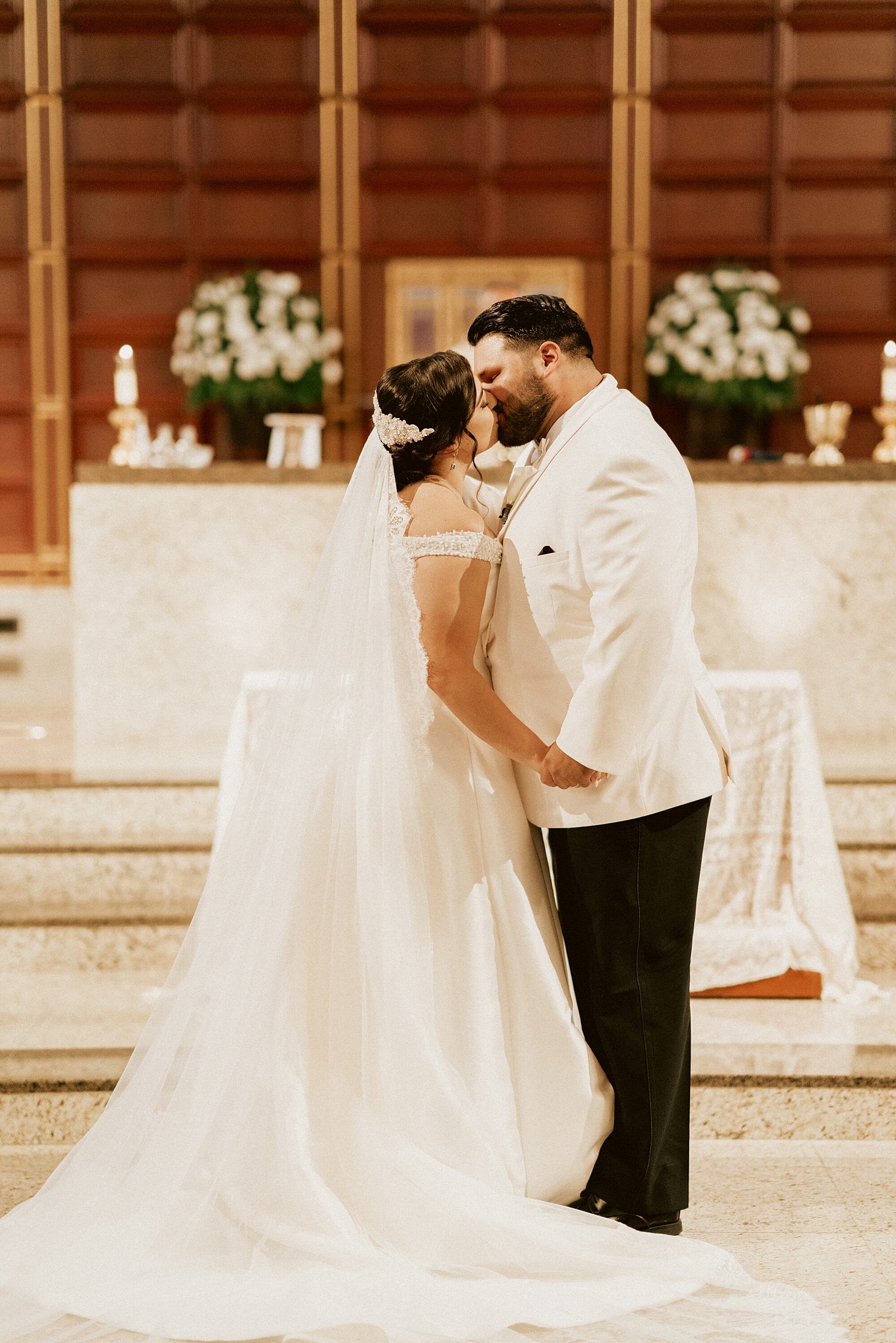 Coral Gables Country Club Wedding - Michelle Gonzalez Photography - Andrea and Andres-530.jpg