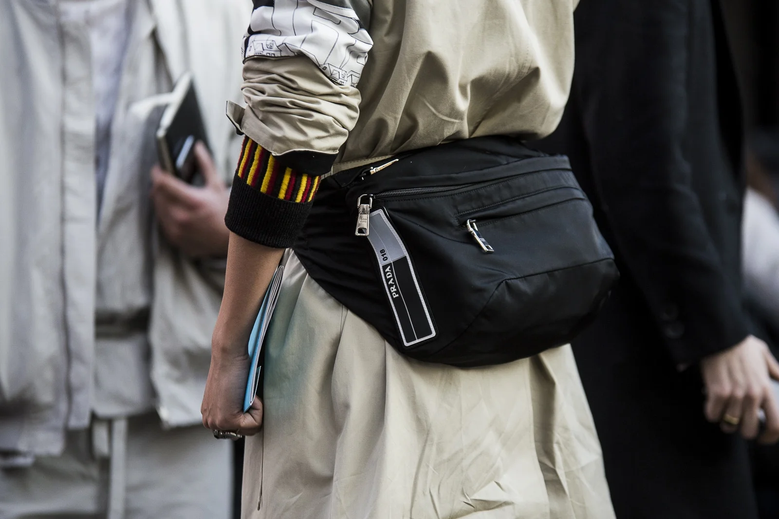 milan-fashion-week-fall-winter-2018-attendees-mixed-neutrals-and-bold-hues-for-day-2-17.jpg