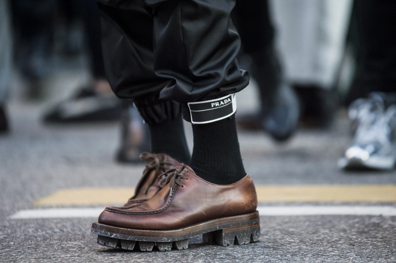 milan-fashion-week-fall-winter-2018-attendees-mixed-neutrals-and-bold-hues-for-day-2-18.jpg