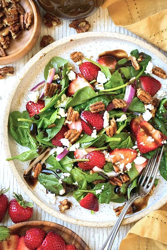 Salata de primvara cu capsune si nuci.jpg