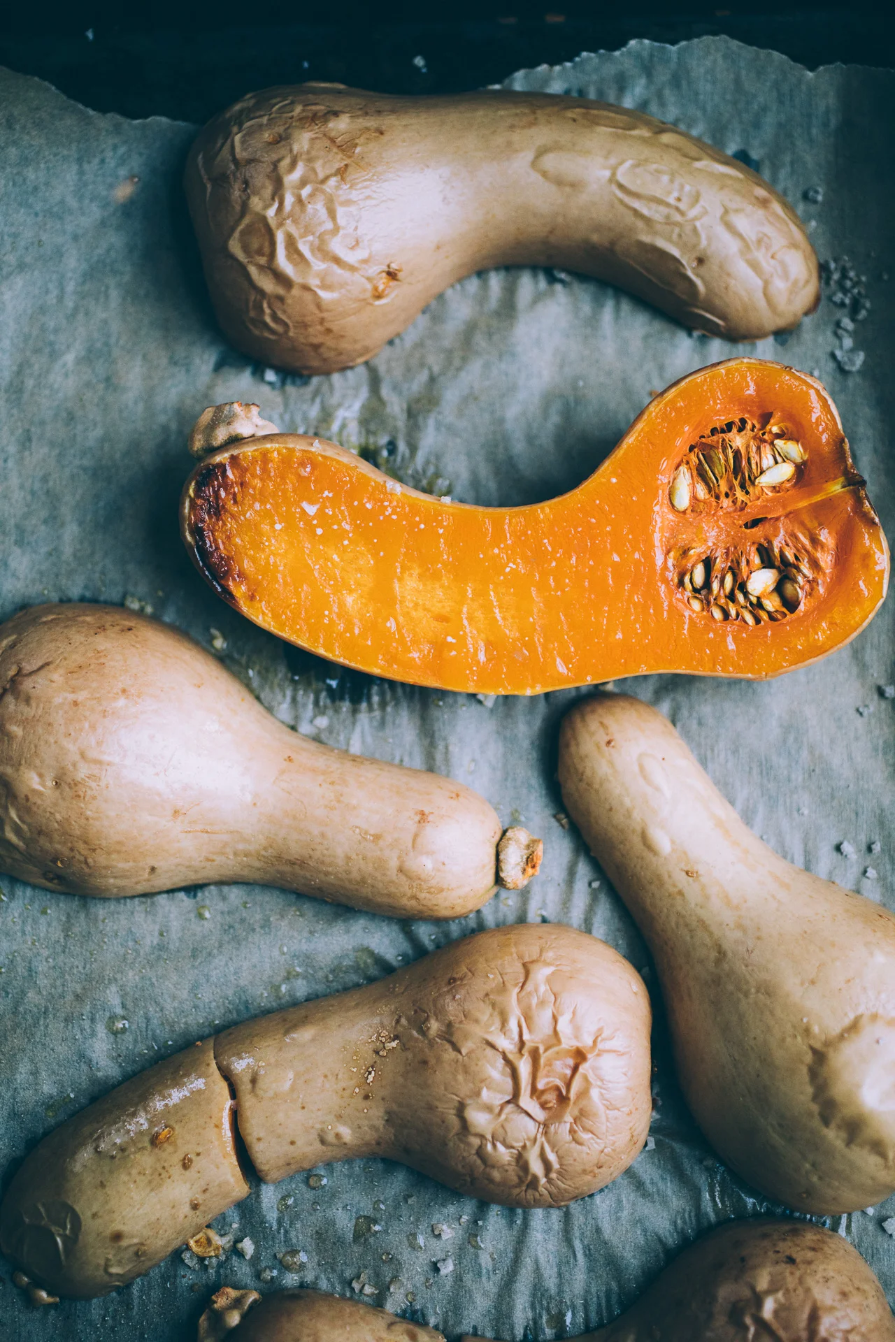 Inspirație de aici: https://www.willfrolicforfood.com/blog/2016/11/butternut-squash-shepherds-pie.html