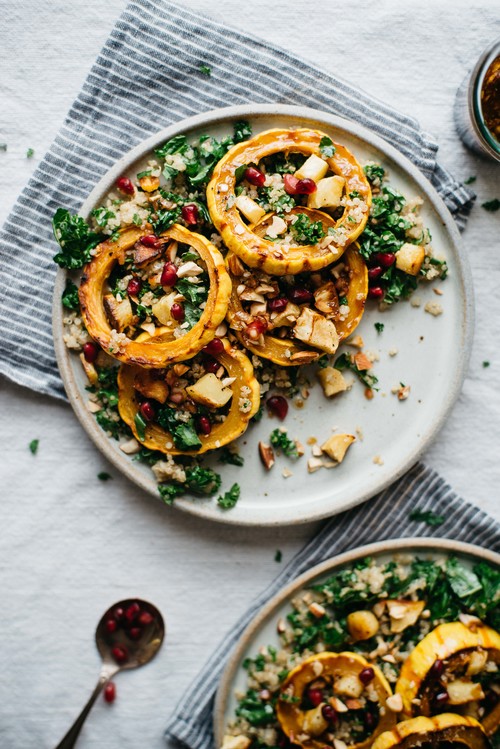 Inspirație de aici: http://www.dollyandoatmeal.com/blog/2015/2/13/warm-squash-parsnip-and-kale-salad-w-pomegranate-dressing?rq=squash&crlt.pid=camp.901GmKEpfWRI