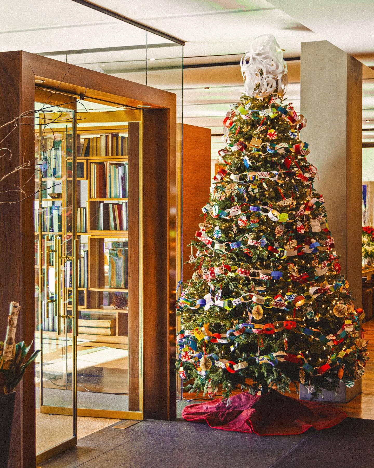 Red and green may have their moment, but for the Yalies in New Haven, it&rsquo;s a blue holiday through and through.

.
.
.
.
.
.
#StudyHotels #TheStudyAtYale #YaleUniversity #NewHaven #YaleBlue