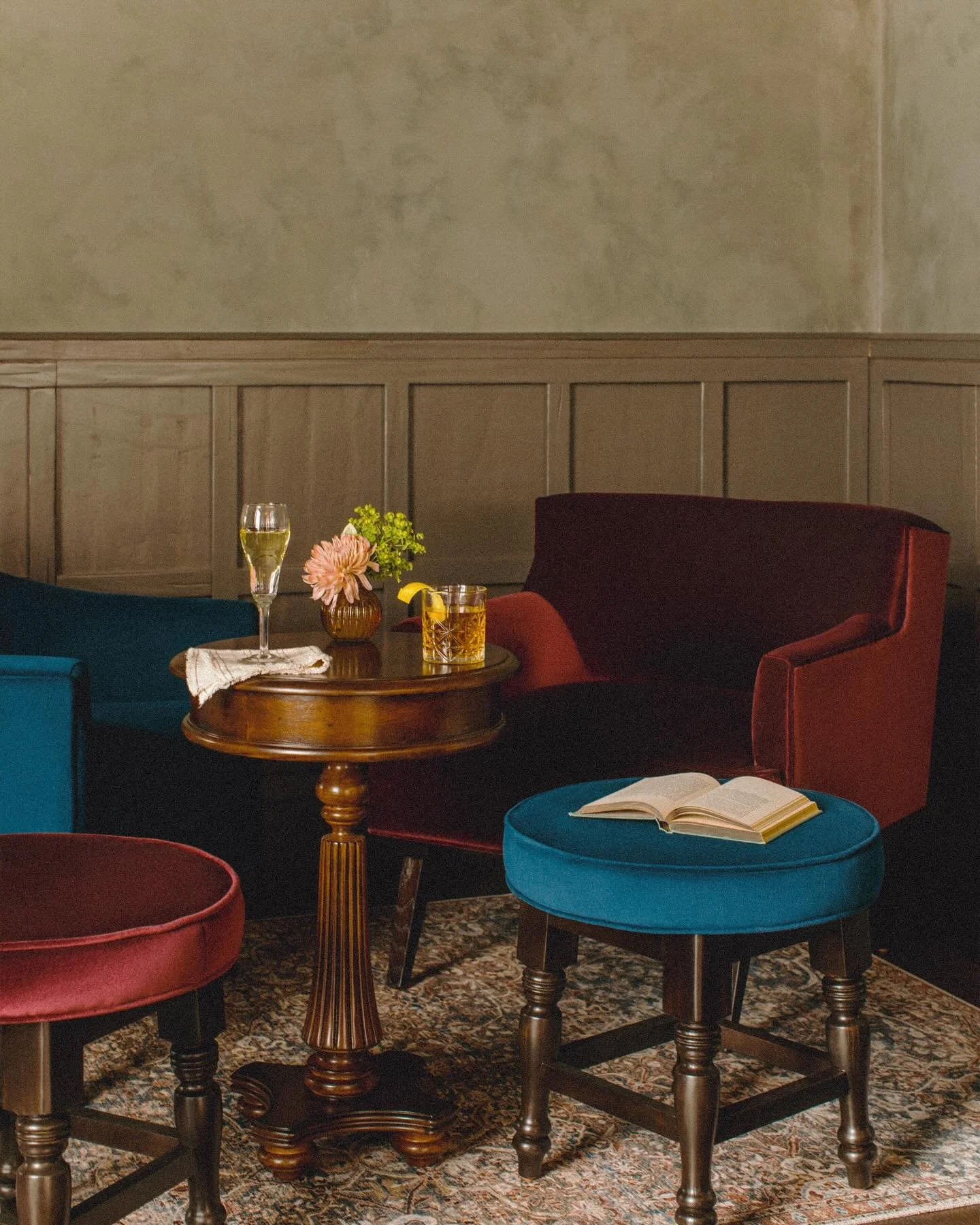 British sentimentality, @uchicago&rsquo;s Gothic spires, and a tree-lined pleasance &mdash; in Hyde Park, all paths naturally lead to the pub. @truthbetoldtavern serves Fish &amp; Chips, Sunday Roast, and hearty fare that bridges the UK and Midwest o