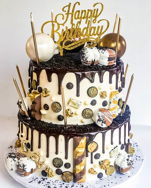 Celebrating #nationaloreoday with one of our favorite Oreo cakes to date: layers of chocolate and vanilla cake, filled with cookies and cream buttercream, finished with a chocolate drip and all things Oreo (including our cookies and cream macarons!)