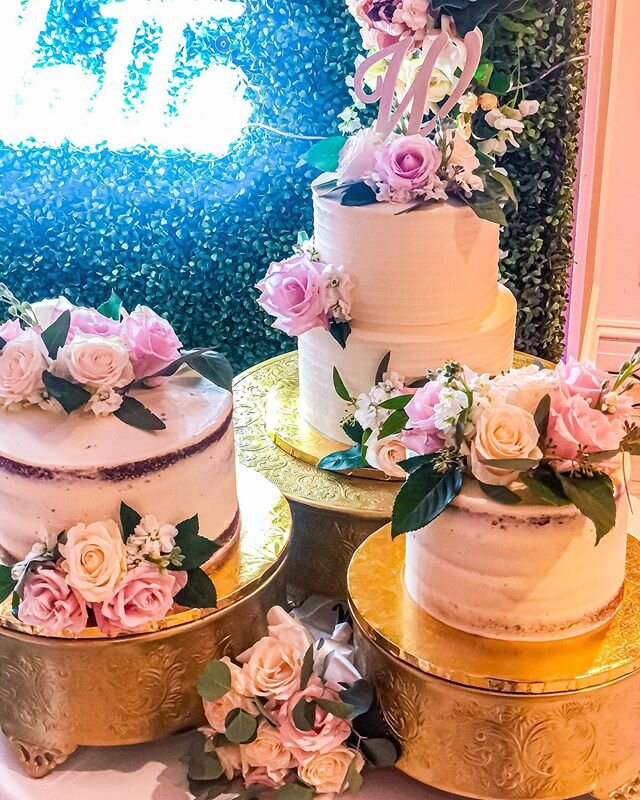 Happy first day of spring! Reminiscing about the gorgeous florals on this three-part wedding cake from this past weekend 💐✨ Cake Flavors: red velvet cake with cream cheese frosting and chocolate cake with peanut butter buttercream