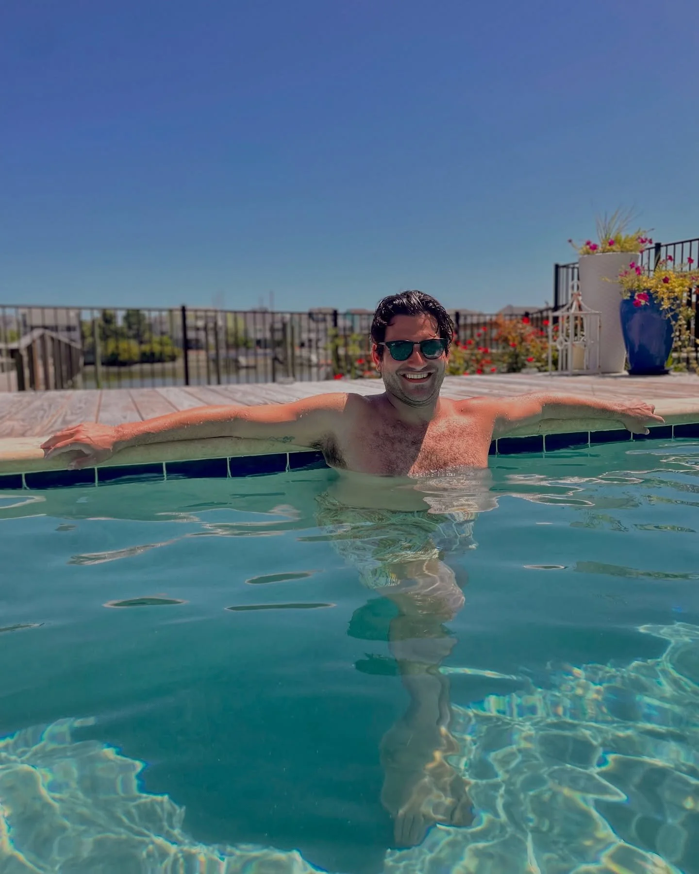 Swipe for a sexy surprise 👀🏖️