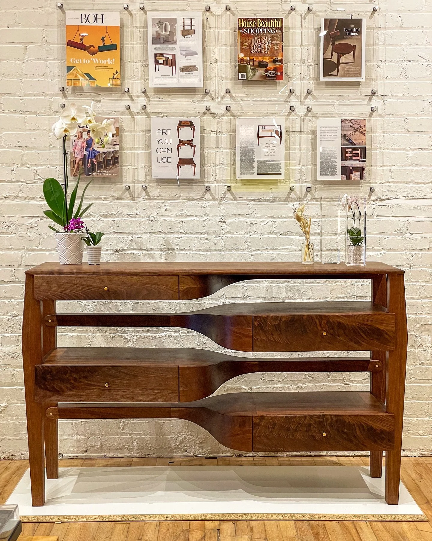 Now showing. 

Visit @313.spaces at @highpointmarket. 

#furnituredesigner #interiordesign #designer #luxury #hpmkt #house #home #furniture #design #art #asid #isd #iida #woodworking #walnut #brass @hpxd