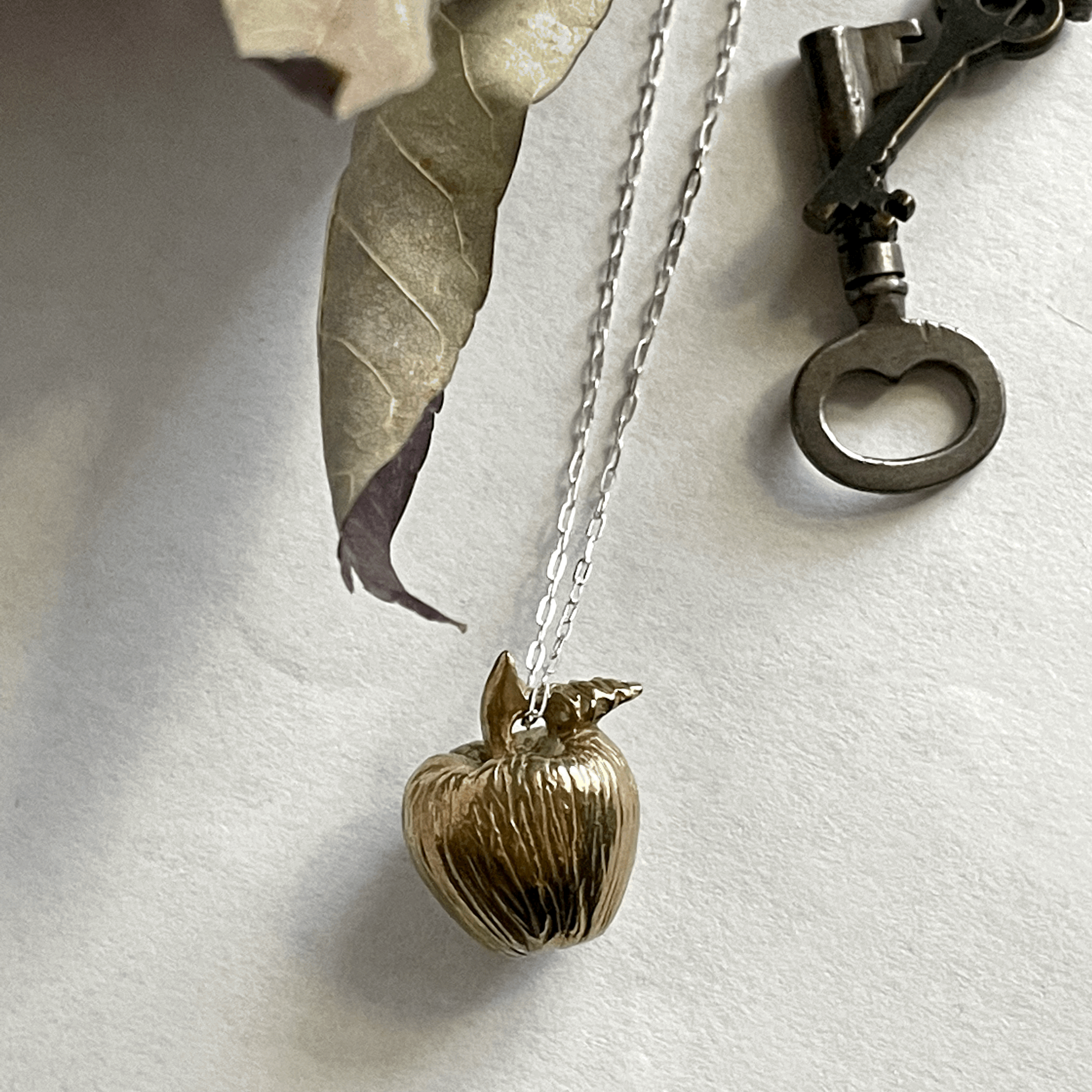 Pomme Pendant
