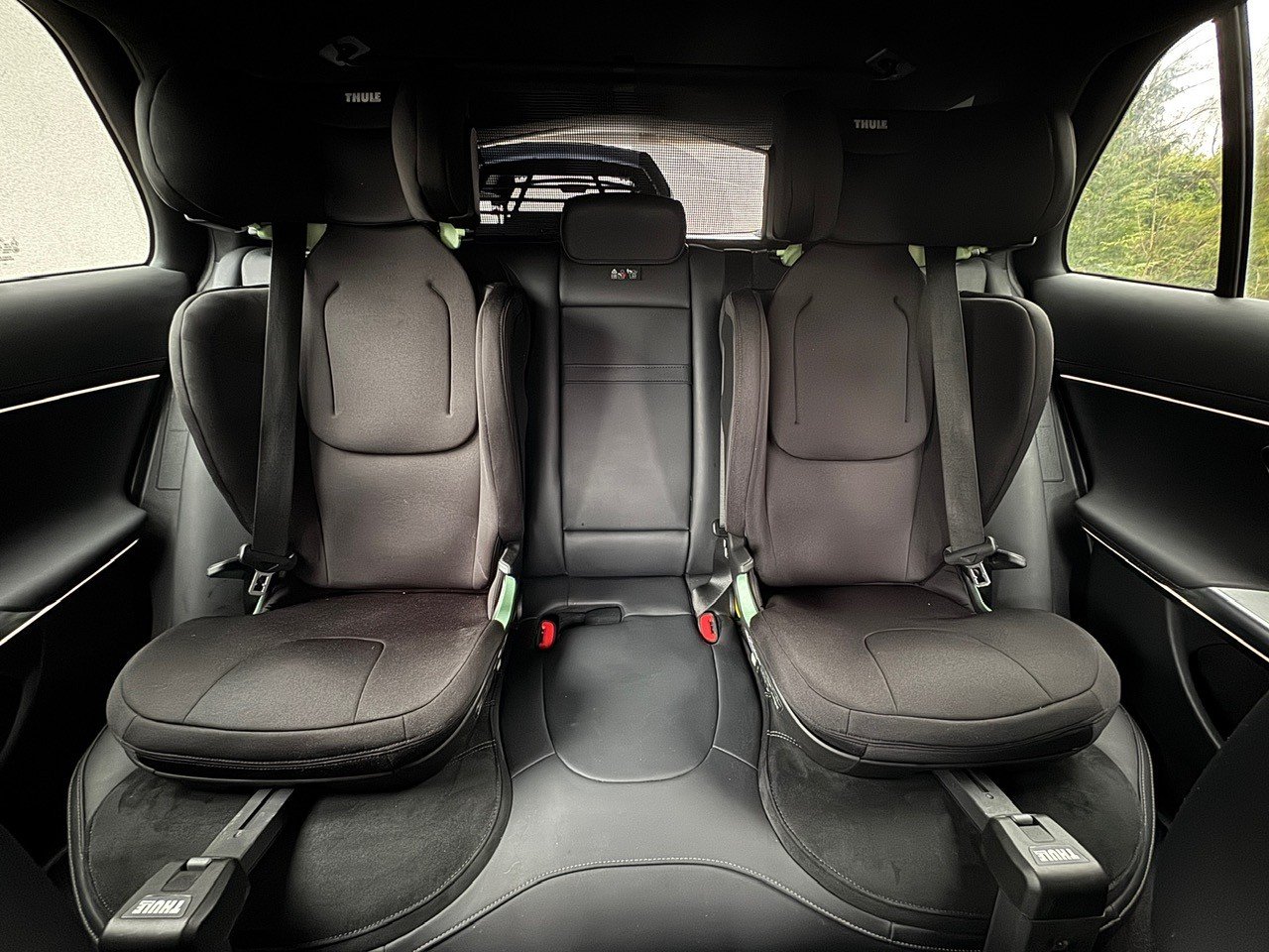 Thule Palm Kindersitze in schwarz auf der Rückbank