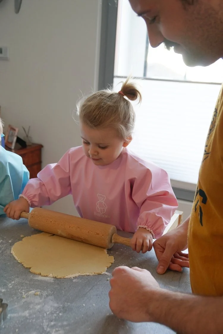 In der Weihnachtsbäckerei mit der BabyBjörn Kinderschürze