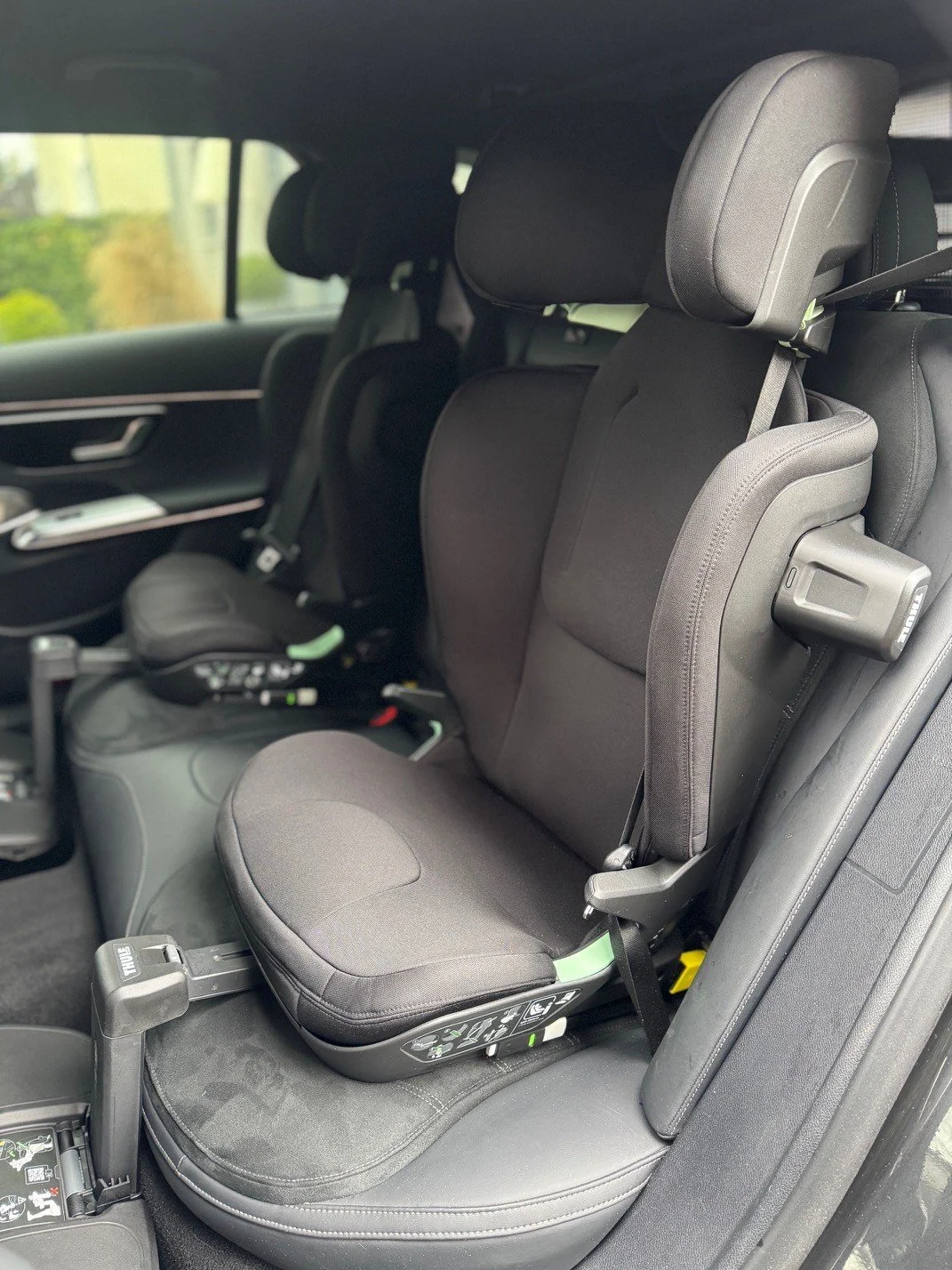 Thule Palm Kindersitz in schwarz mit Fußrasten