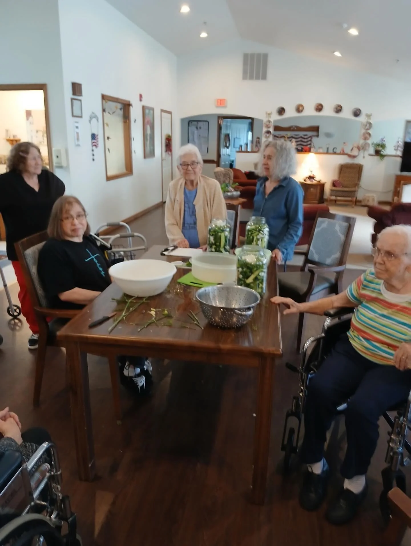 Who knew cucumbers could bring so much joy? 🥒 Residents enjoyed a flavorful day of pickle making!
.
.
.
#AssistedLiving #SeniorLiving