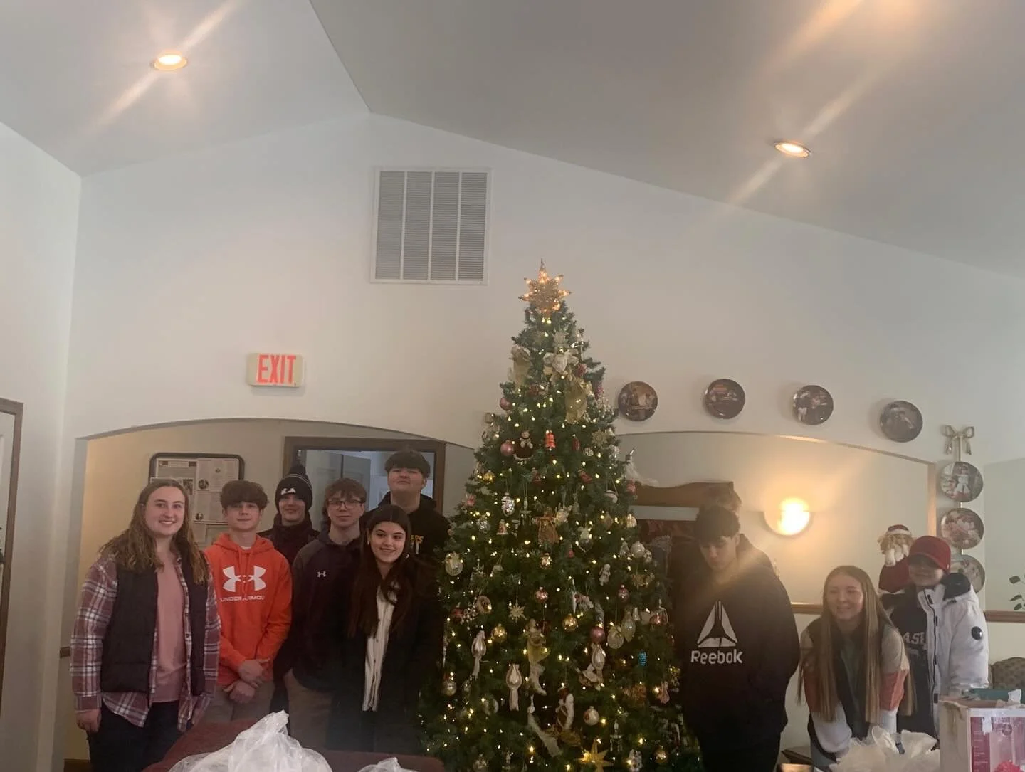 A very special thank you to Pastor Mark Knipp from St. Peter the Fisherman and the youth group who came in to pass out gifts to our residents 🎄🎁
.
.
.
#AssistedLiving #SeniorLiving