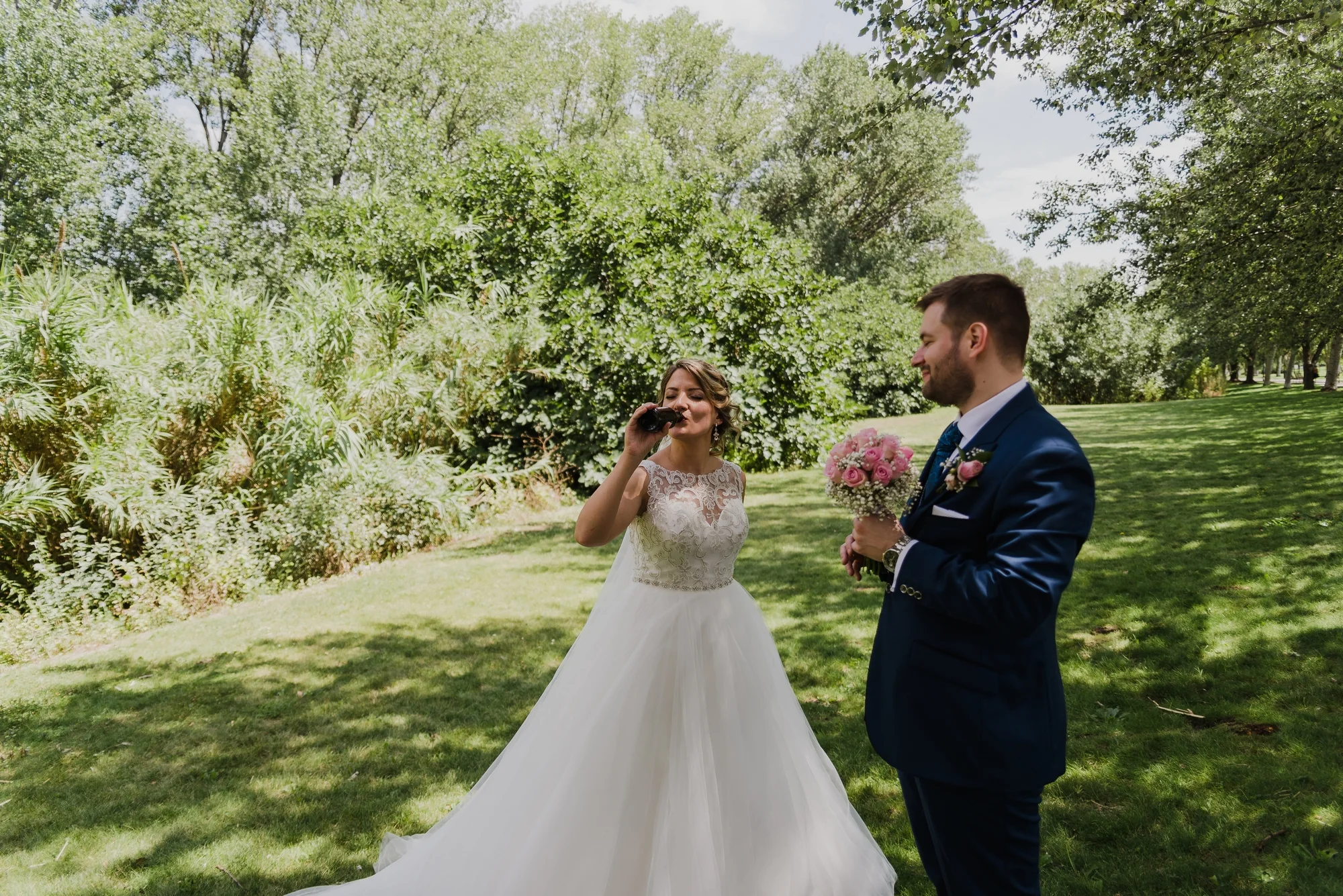 pareja de novios bebiendo refrescante cerveza postboda