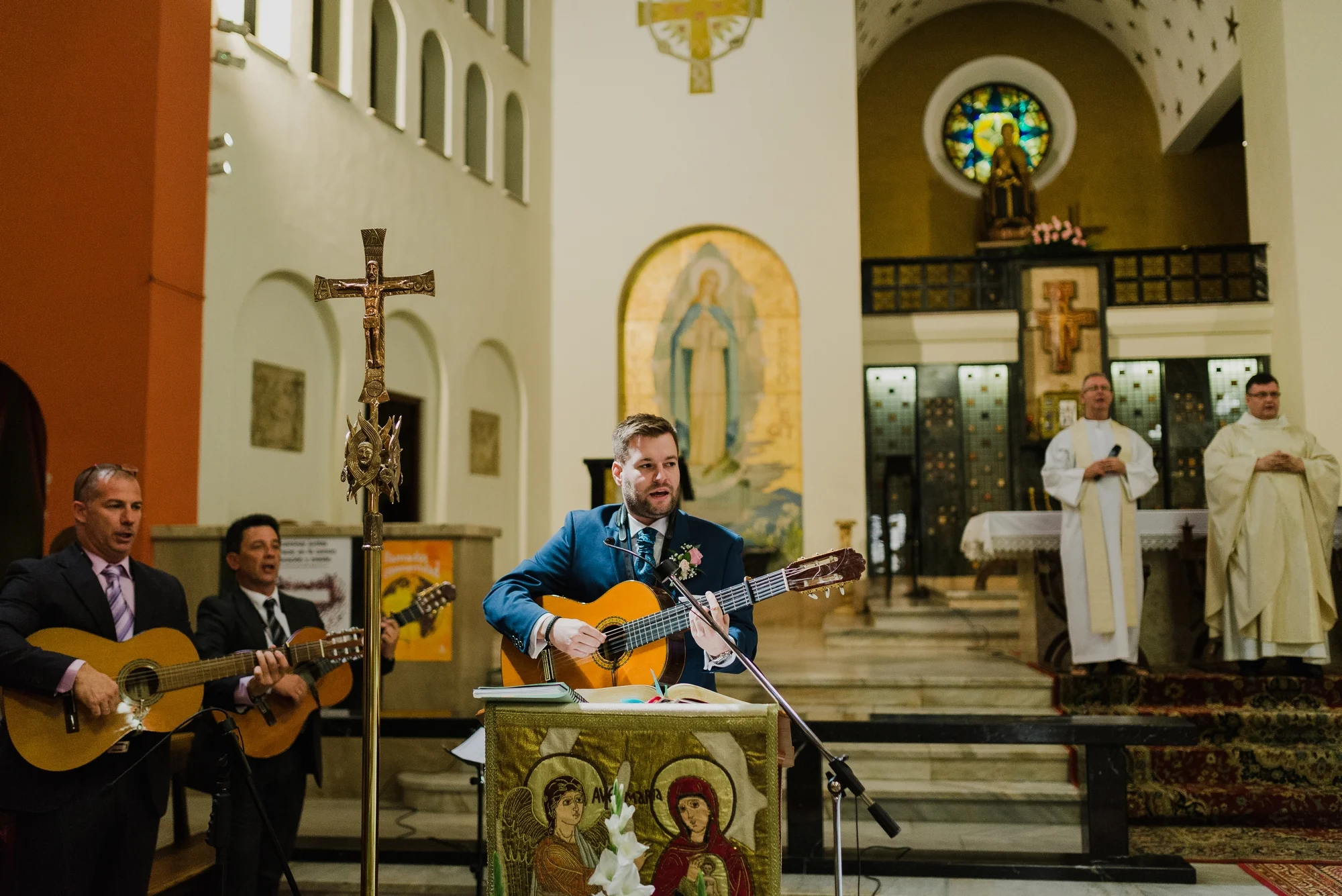 novio tocando guitarra en boda valvanera logroño