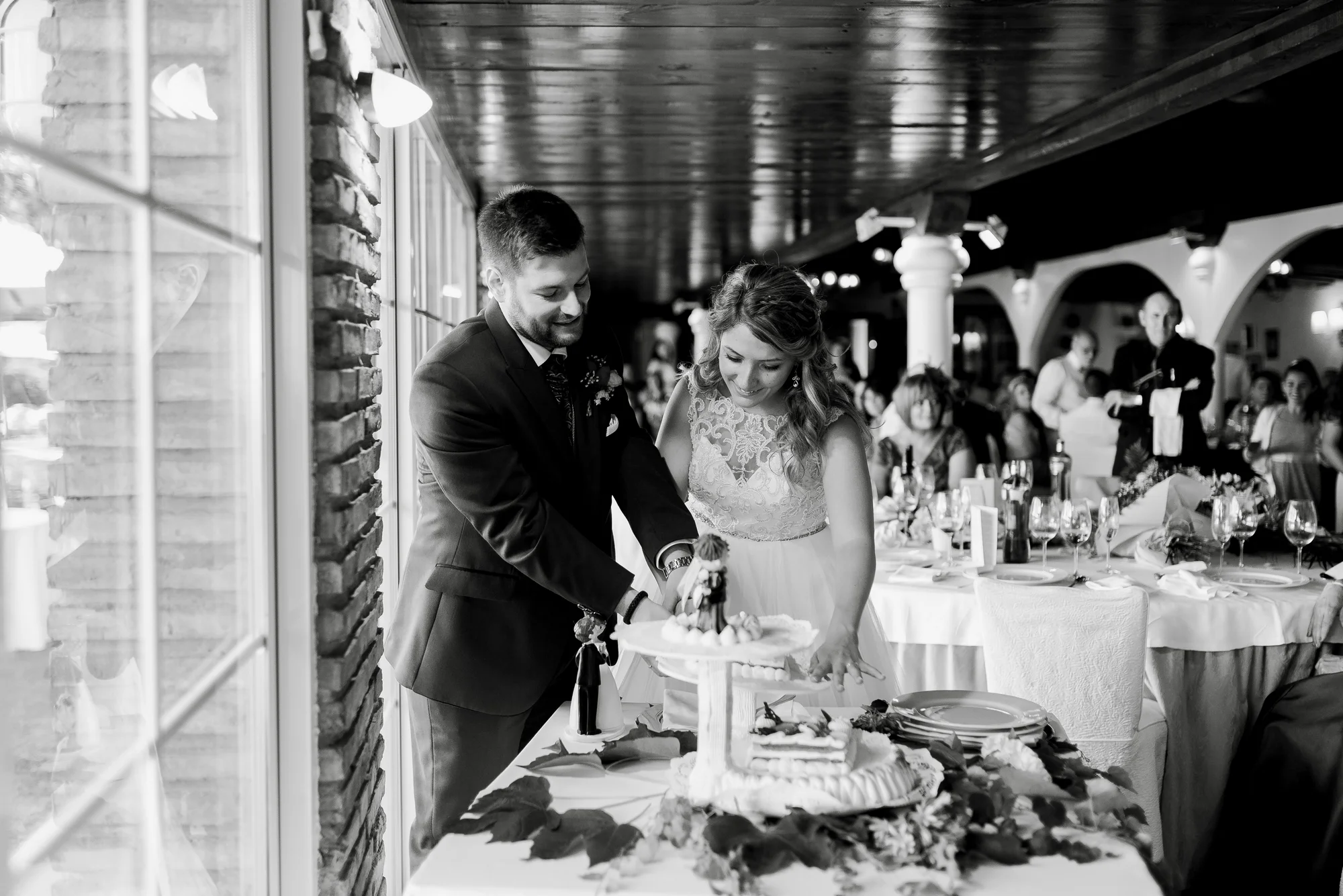 novios partiendo la tarta boda restaurante barros logroño