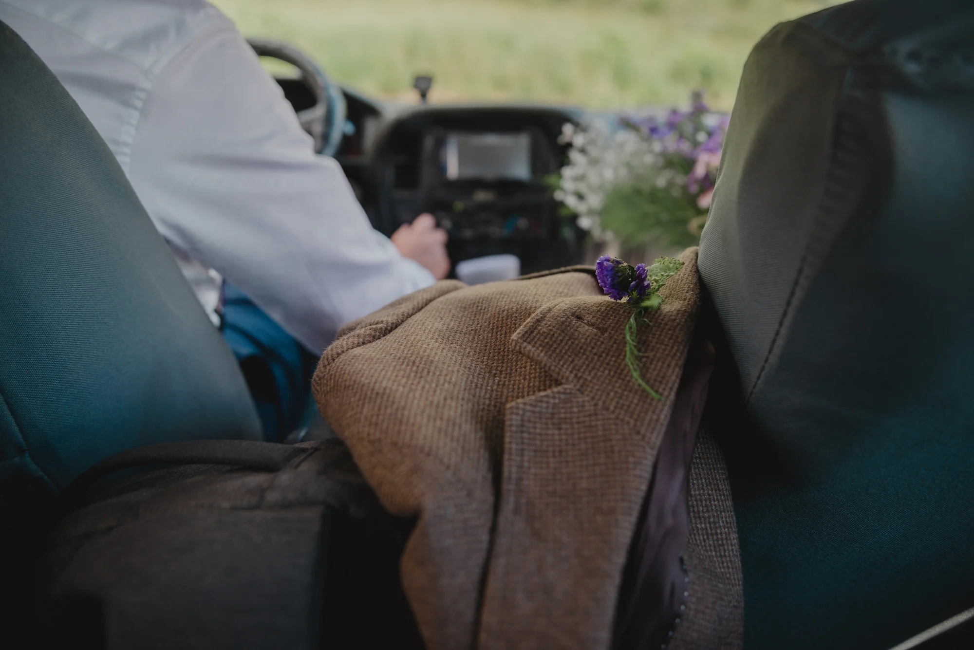 novios viajando en su camioneta
