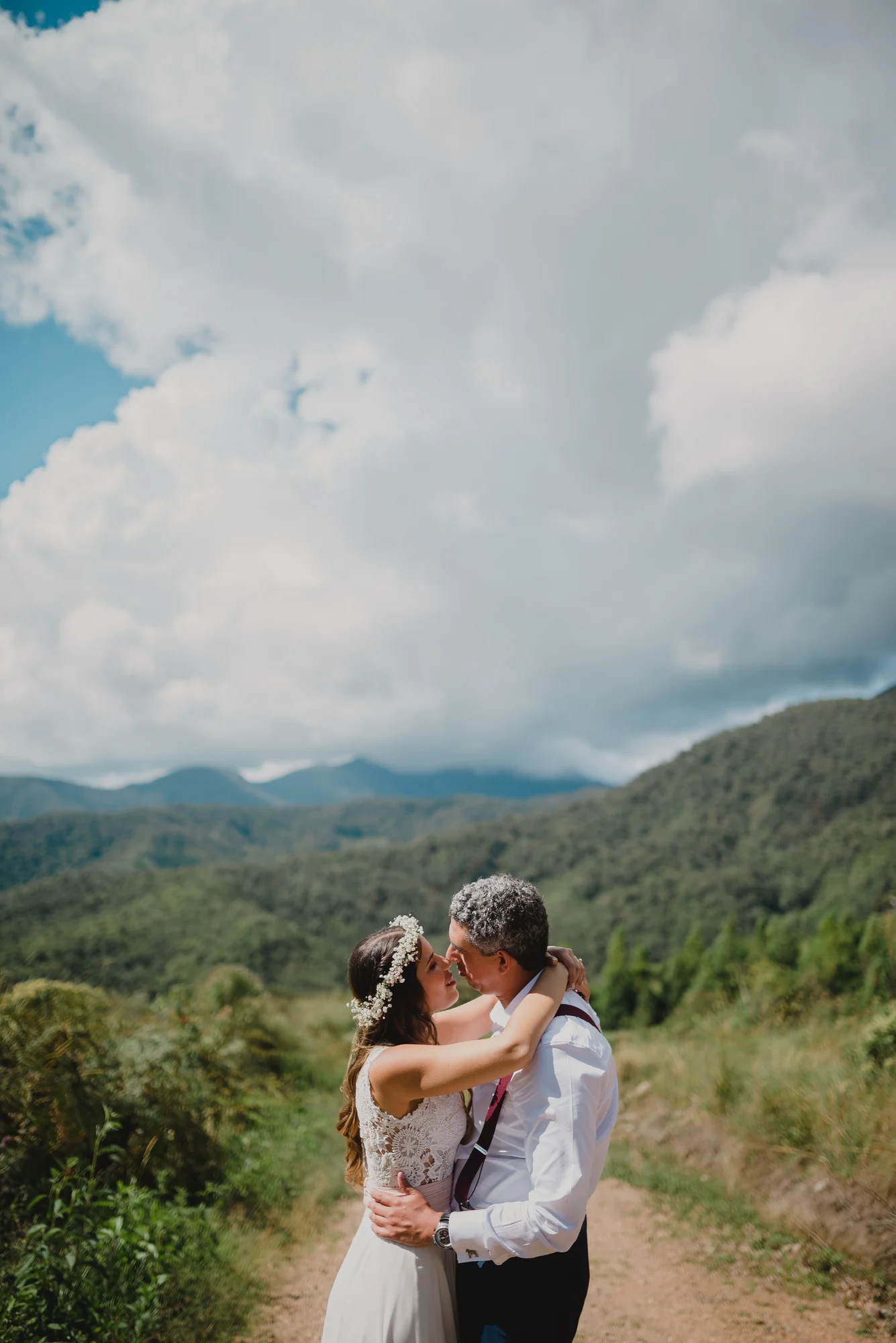 beso de novios en su postboda