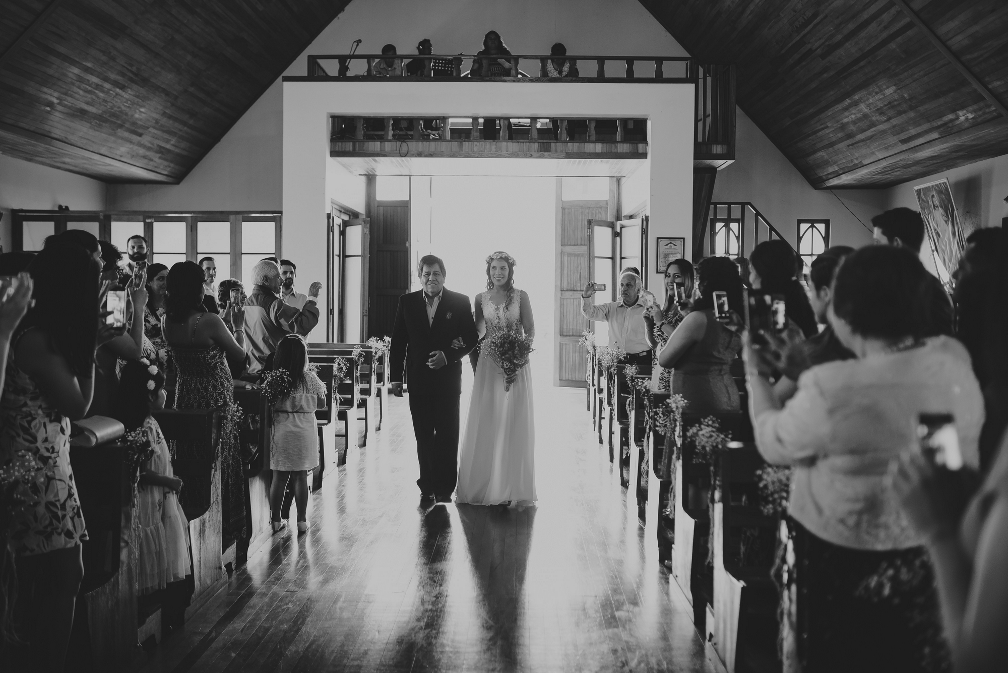 novia caminando hacia el altar