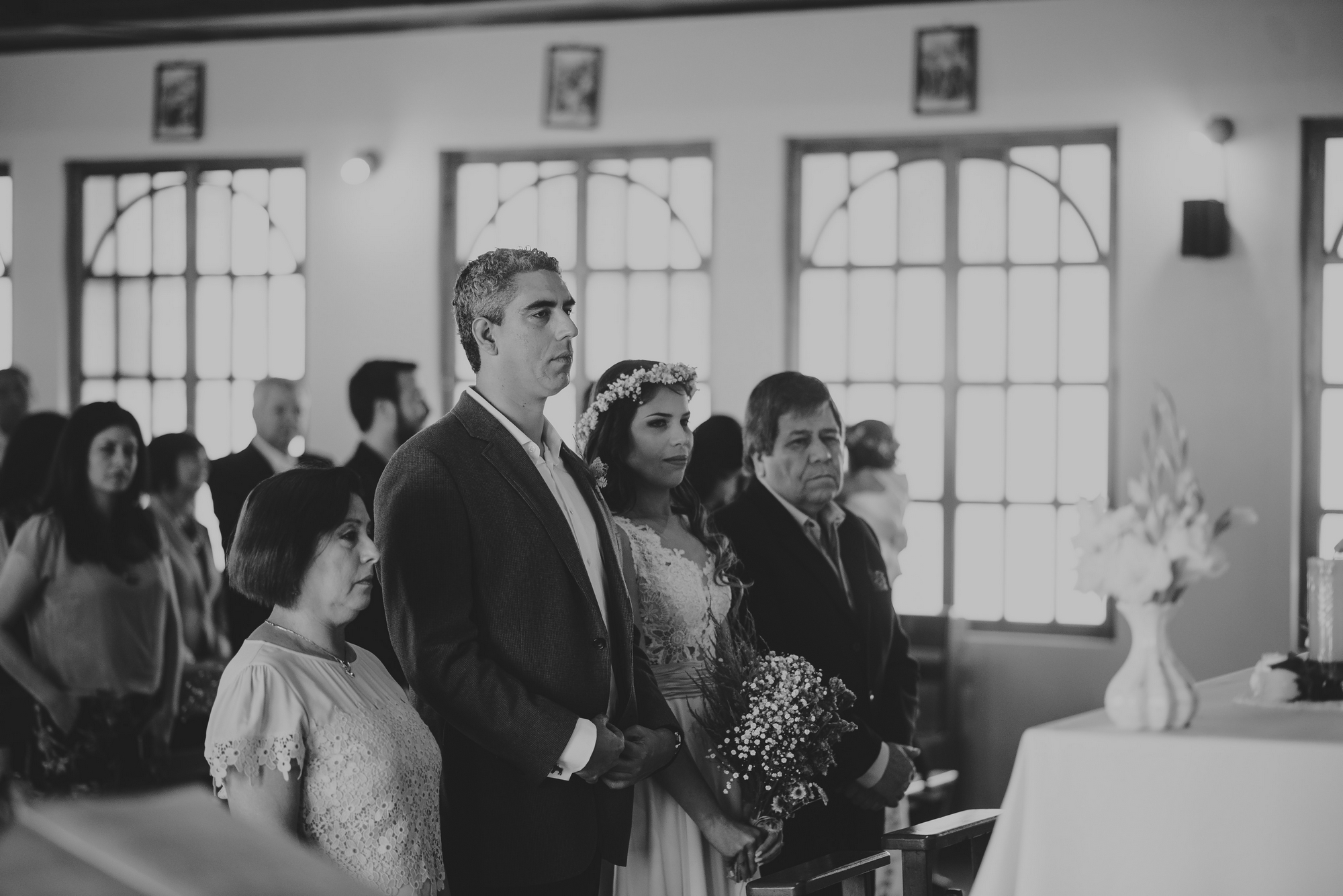 novios en el altar boda en oxapampa