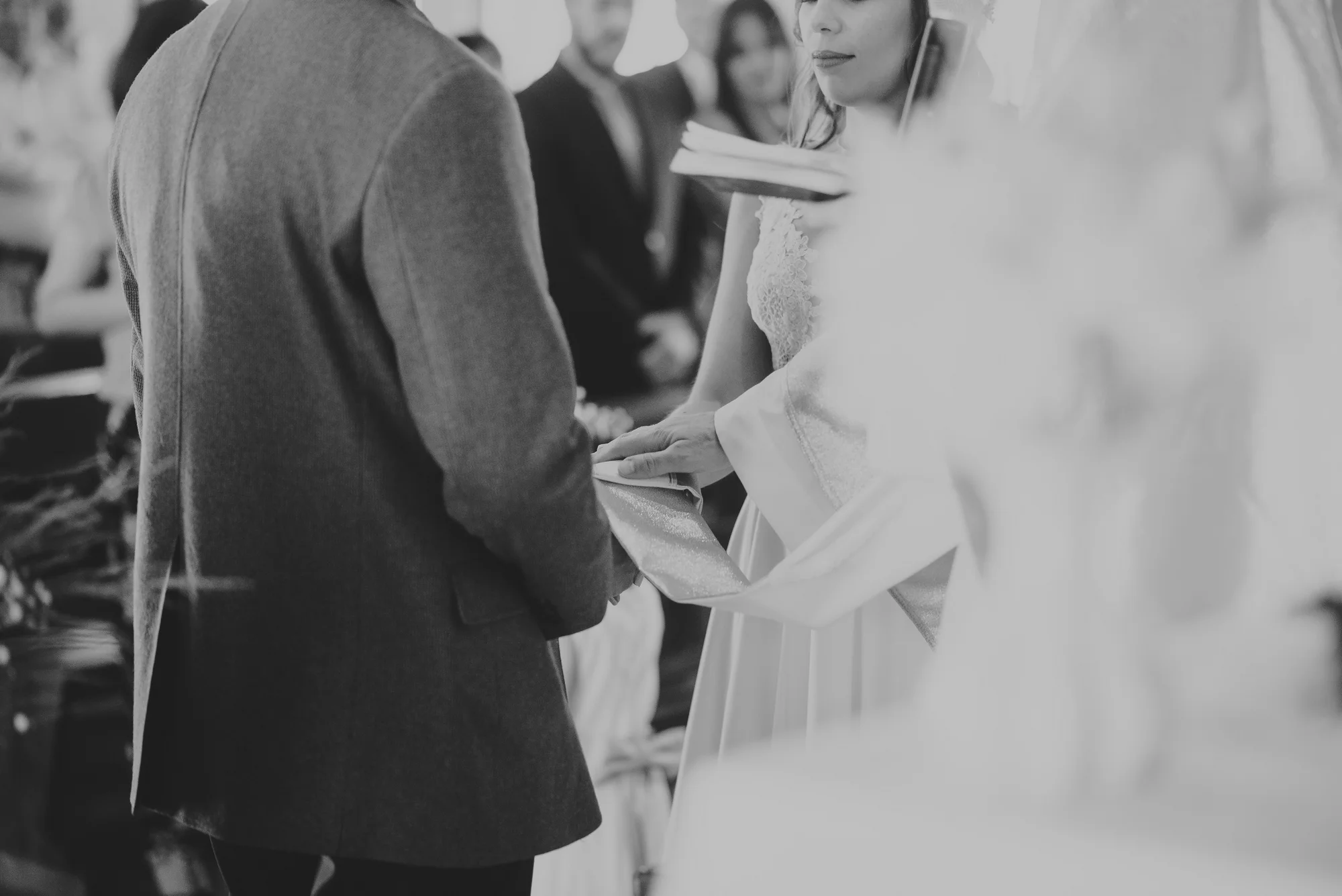 novios tomados de la mano
