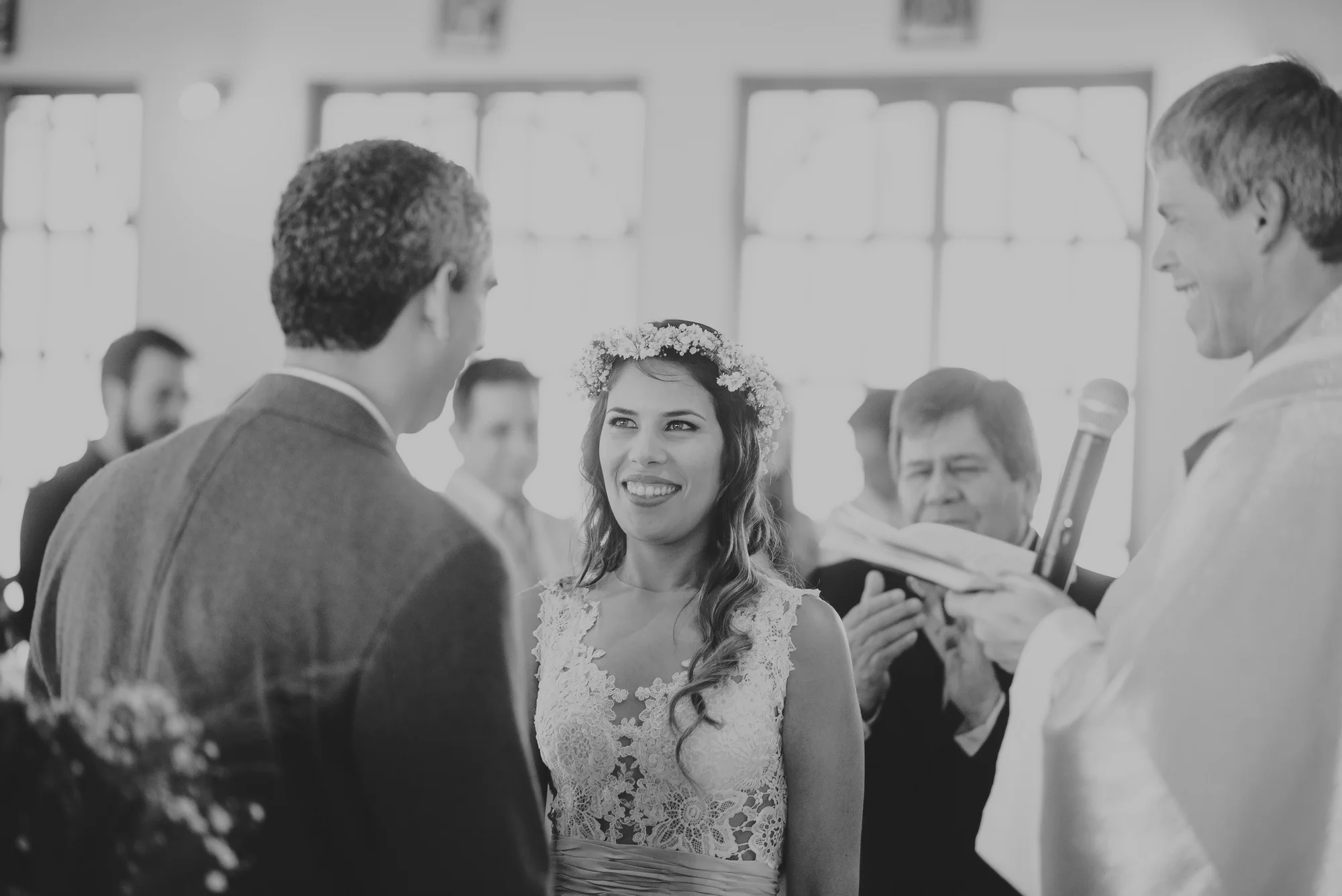 miradas de los novios en su boda