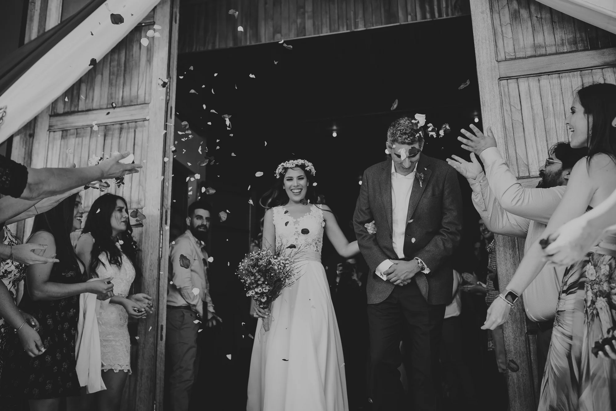 novios saliendo de iglesia luego de su boda