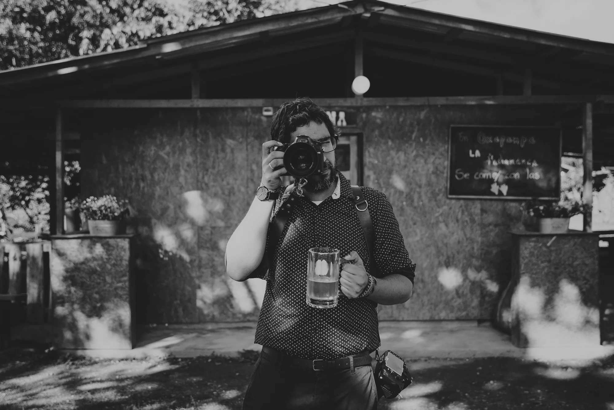 fotografo tomando cerveza en boda