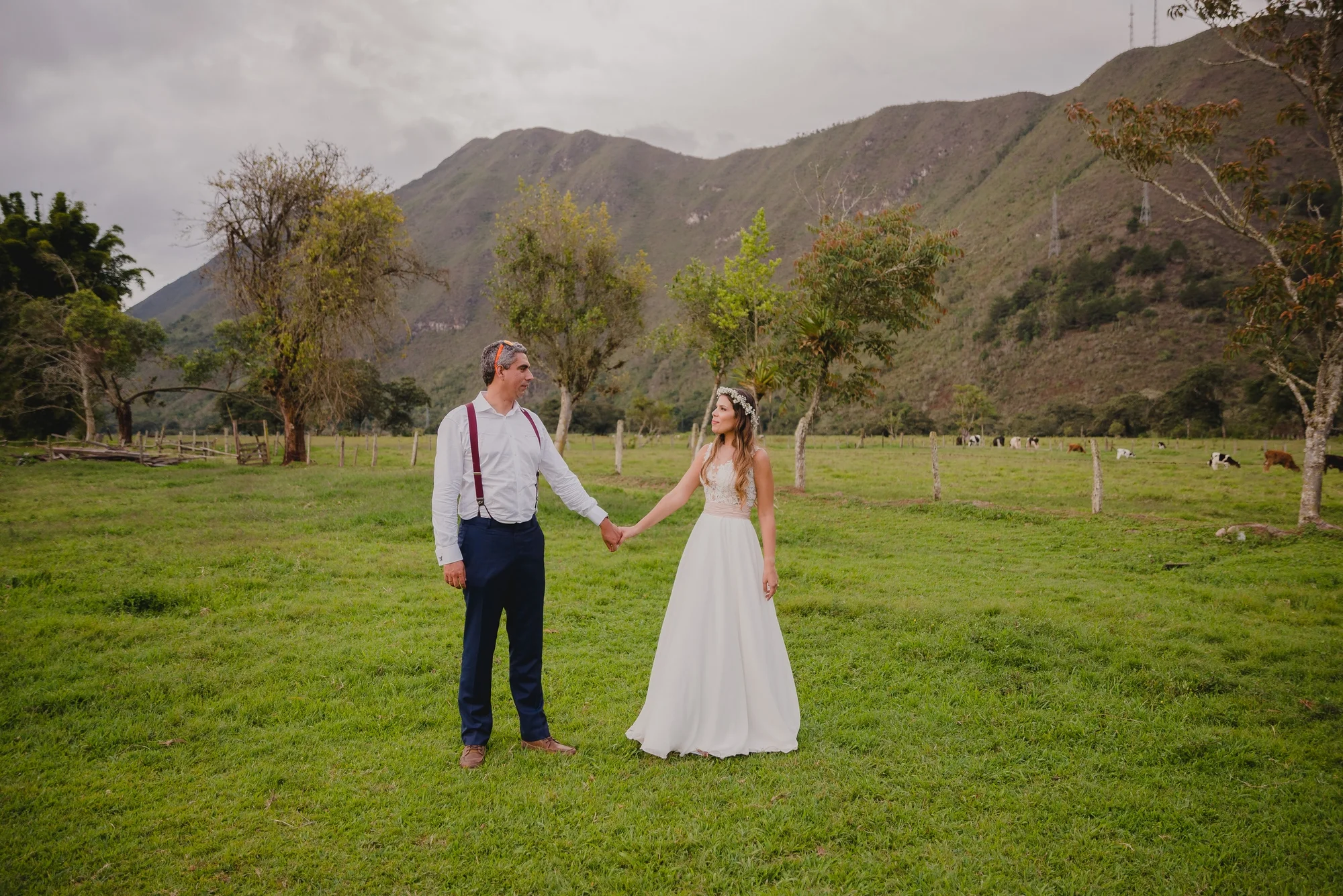 pareja tomada de la mano en su postboda